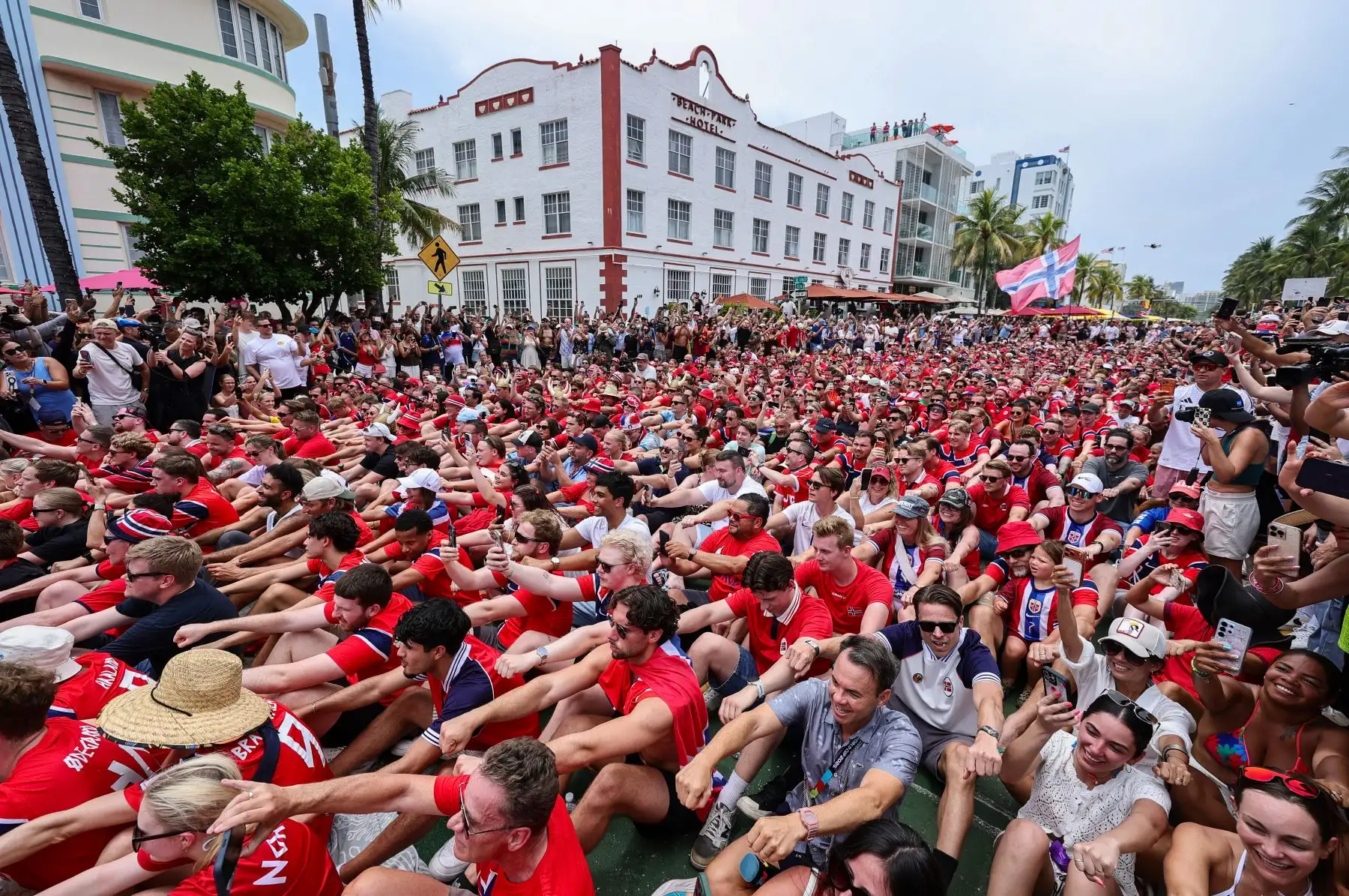 Miles de noruegos 'toman' Miami Beach antes de enfrentar a Inglaterra