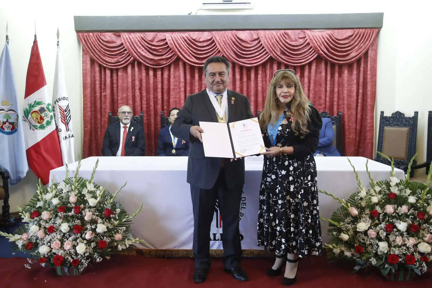 Director de Medios Periodísticos, Félix Paz Quiroz, recibió una distinción por su trayectoria profesional, fue incorporado como miembro honorario. 
Foto: Eddy Ramos
