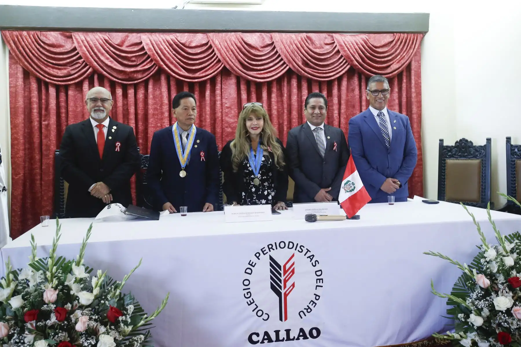 Félix Paz Quiroz, Director de Medios Periodísticos, recibió una distinción por su trayectoria profesional, fue incorporado como miembro honorio del Consejo Departamental del Callao del Colegio de Periodistas del Perú (CPP).
Foto: ANDINA/ Eddy Ramos