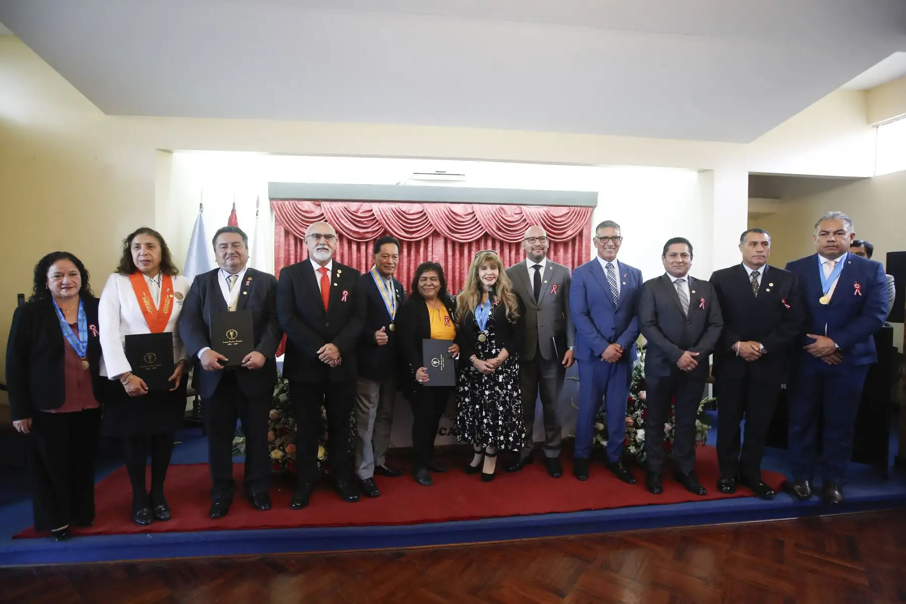 Félix Paz Quiroz, Director de Medios Periodísticos, recibió una distinción por su trayectoria profesional, fue incorporado como miembro honorio del Consejo Departamental del Callao del Colegio de Periodistas del Perú (CPP).
Foto: ANDINA/ Eddy Ramos