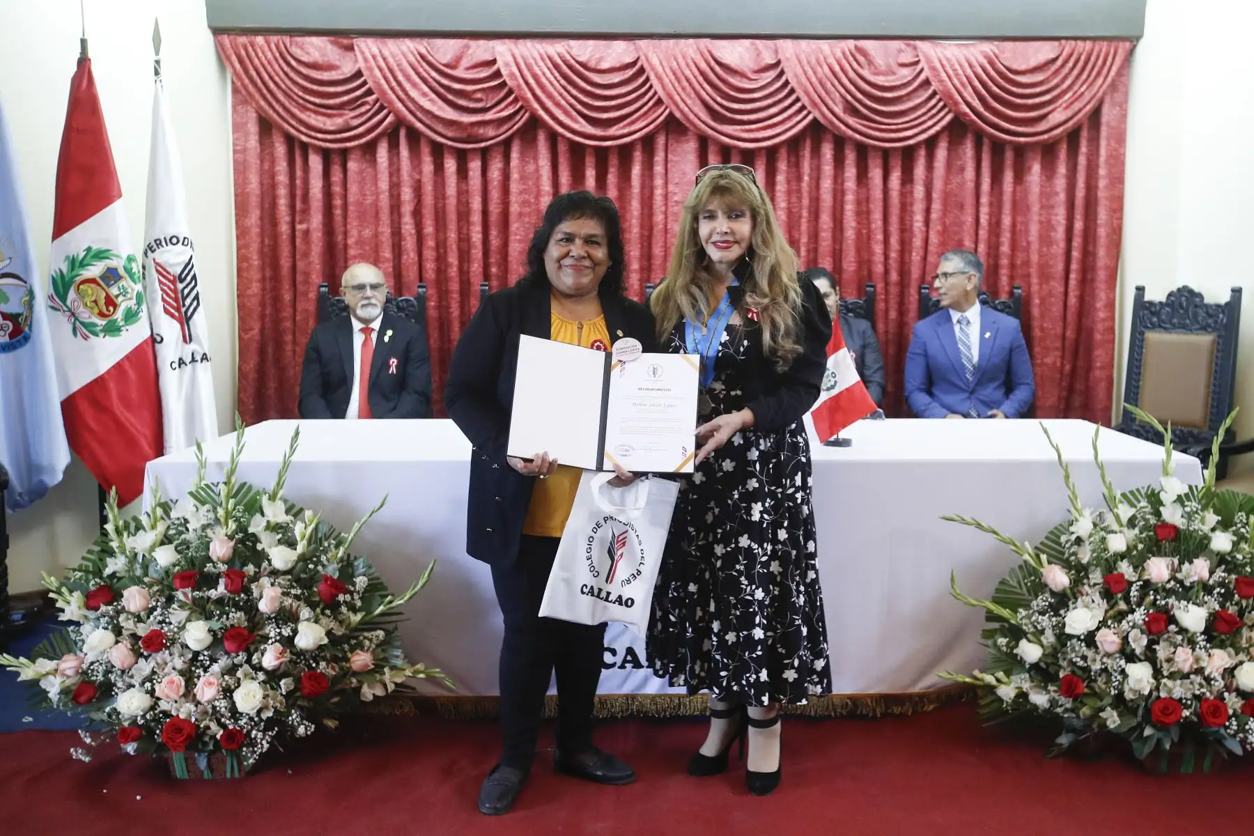 El Consejo Departamental del Callao del Colegio de Periodistas del Perú (CPP), reconoce a Editora Perú y a destacadas personalidades del ámbito público, académico y profesional por su trayectoria, aporte al desarrollo del país y permanente respaldo a la orden profesional, durante una ceremonia institucional realizada en el marco de las celebraciones por Fiestas Patrias. 
Foto: ANDINA/ Eddy Ramos
