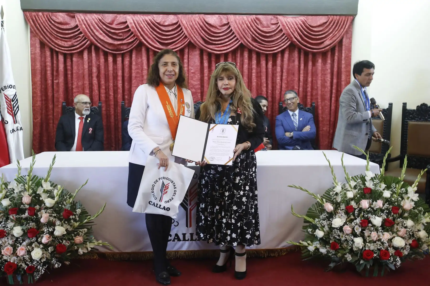 El Consejo Departamental del Callao del Colegio de Periodistas del Perú (CPP), reconoce a Editora Perú y a destacadas personalidades del ámbito público, académico y profesional por su trayectoria, aporte al desarrollo del país y permanente respaldo a la orden profesional, durante una ceremonia institucional realizada en el marco de las celebraciones por Fiestas Patrias. 
Foto: ANDINA/ Eddy Ramos
