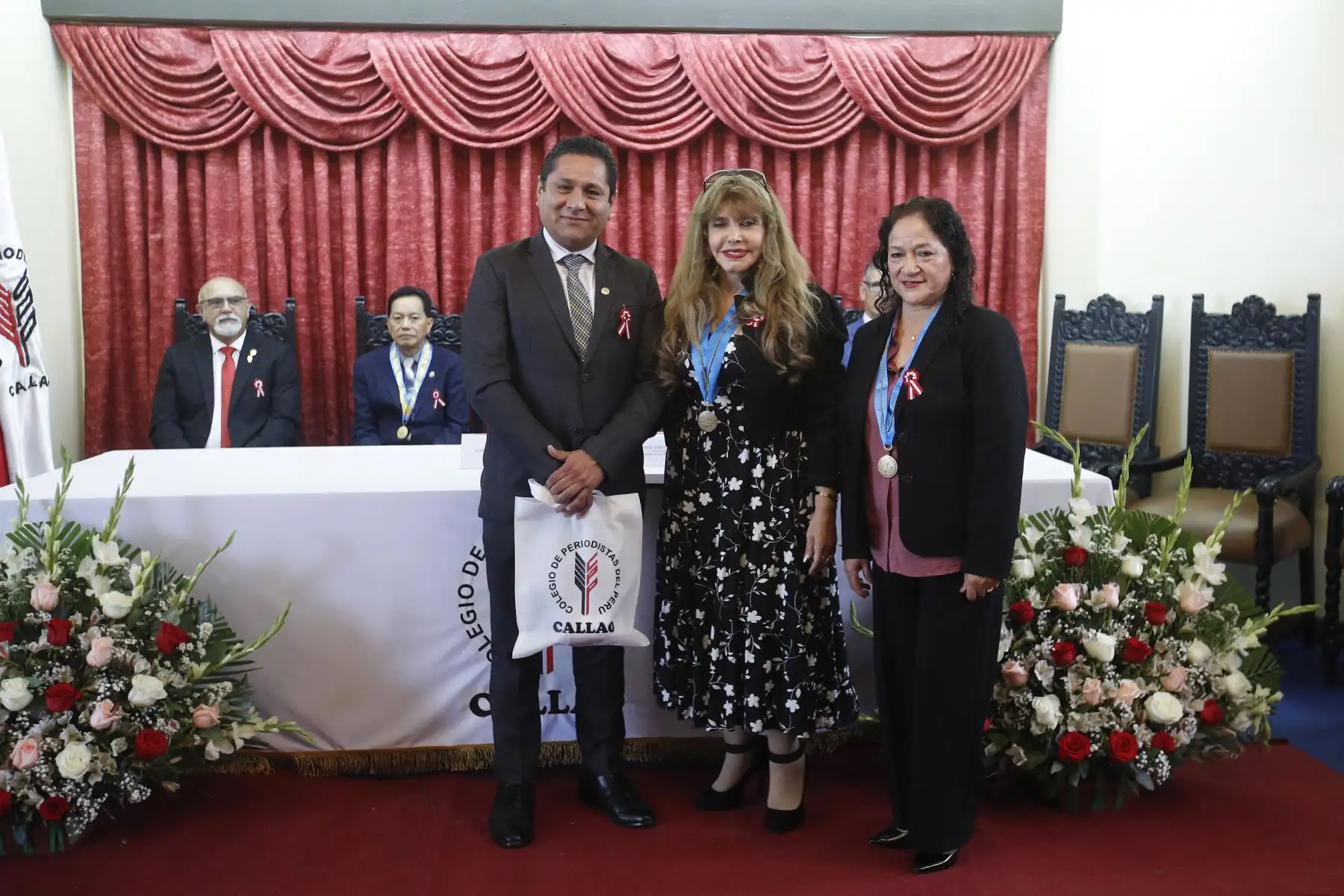 Durante la ceremonia también se desarrolló la juramentación de los integrantes del Tribunal de Honor para el periodo 2026- 2027 y de nuevos miembros colegiados, además de la firma de un convenio de cooperación con la Escuela de Posgrado de la Universidad Continental, orientado a impulsar la capacitación y especialización de los periodistas.
Foto: Eddy Ramos