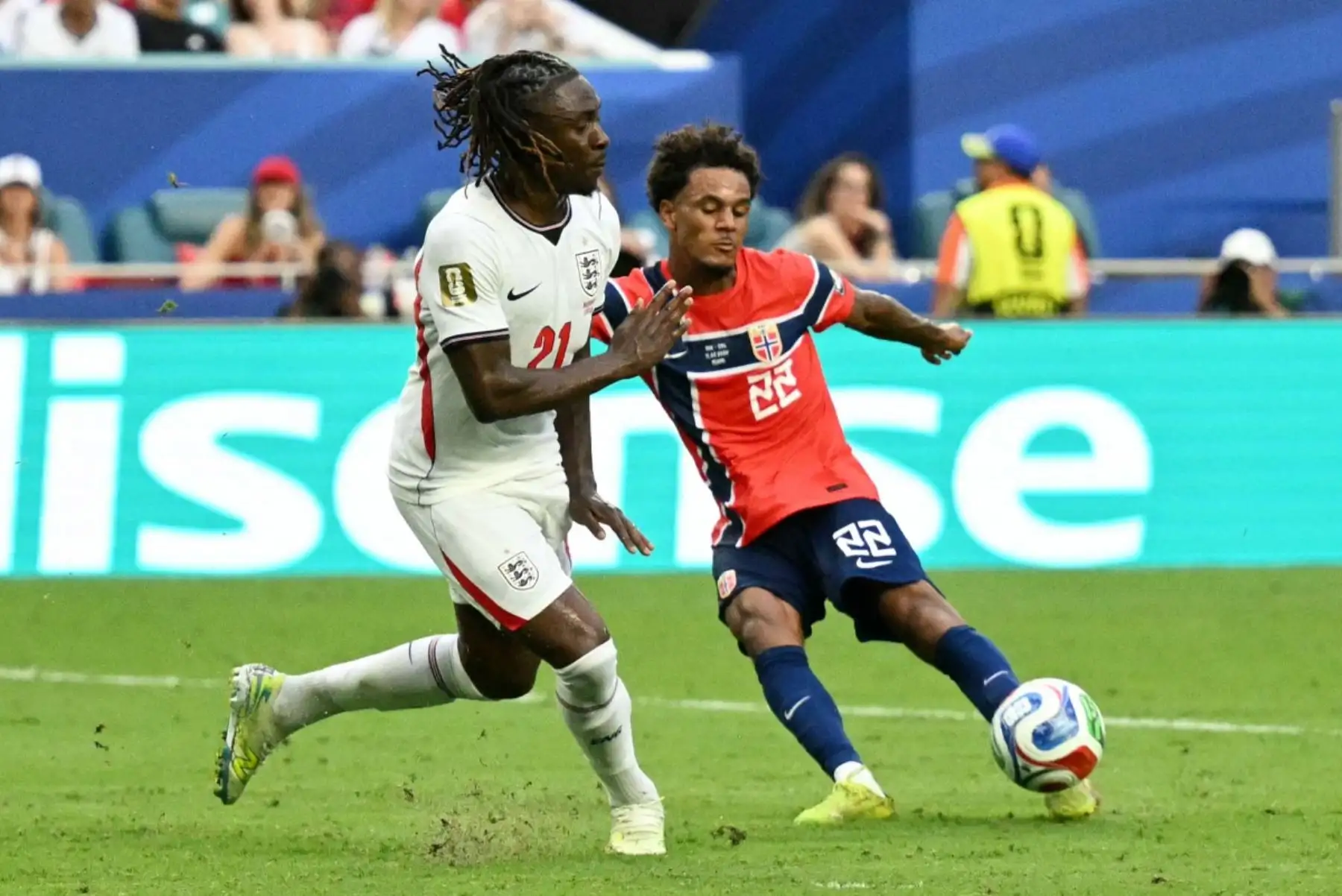 El centrocampista noruego número 22, Oscar Bobb, patea el balón superando al centrocampista inglés número 21, Eberechi Eze, durante el partido de cuartos de final del Mundial de Fútbol de 2026 entre Noruega e Inglaterra en el Miami Stadium de Miami Gardens el 11 de julio de 2026. (Foto de CHANDAN KHANNA / AFP)