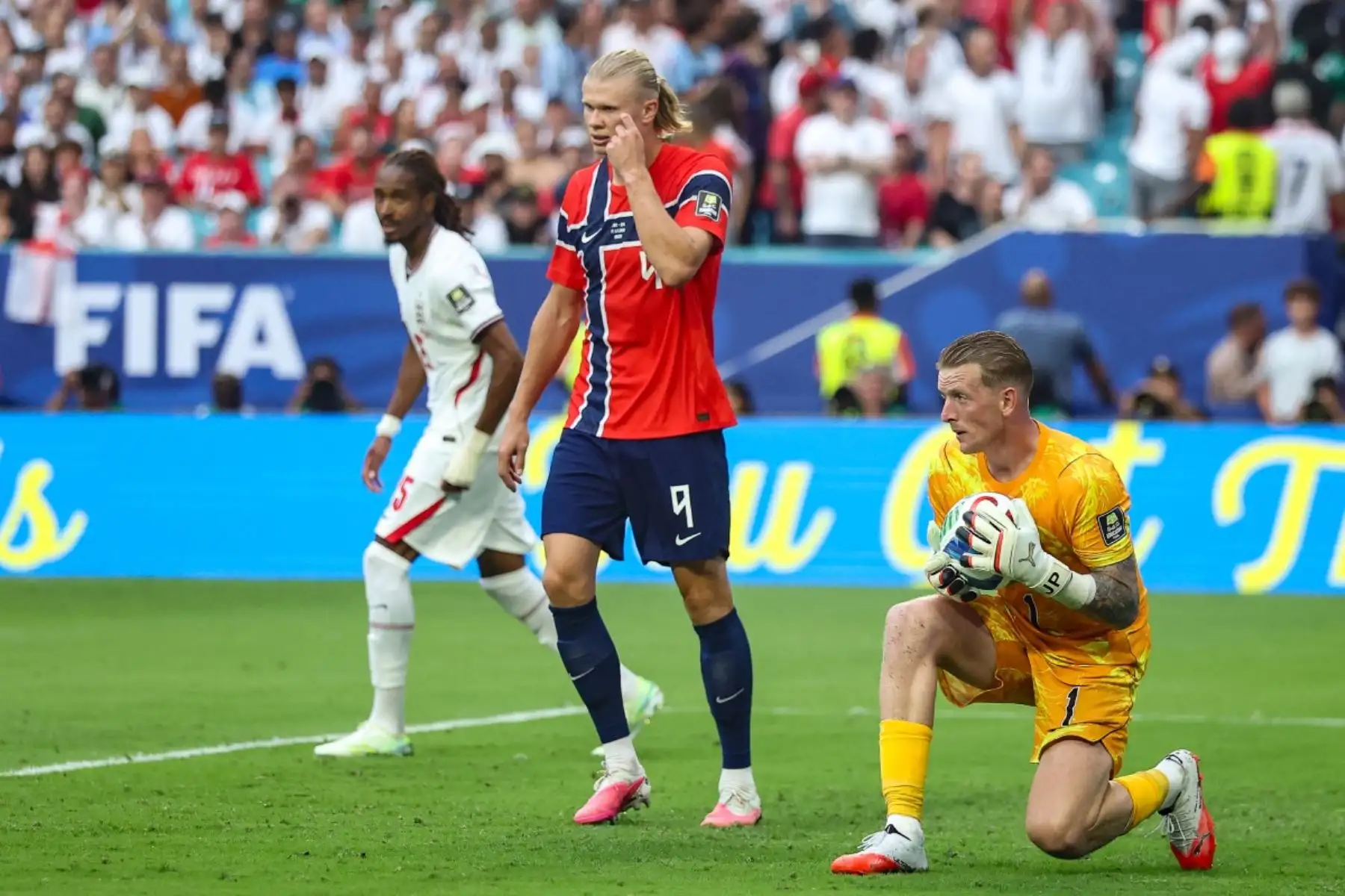 El portero inglés Jordan Pickford (n.º 01) atrapa el balón junto al delantero noruego Erling Braut Haaland (n.º 09) durante el partido de cuartos de final del Mundial de Fútbol de 2026 entre Noruega e Inglaterra en el Miami Stadium de Miami Gardens el 11 de julio de 2026. (Foto de PATRICIA DE MELO MOREIRA / AFP)