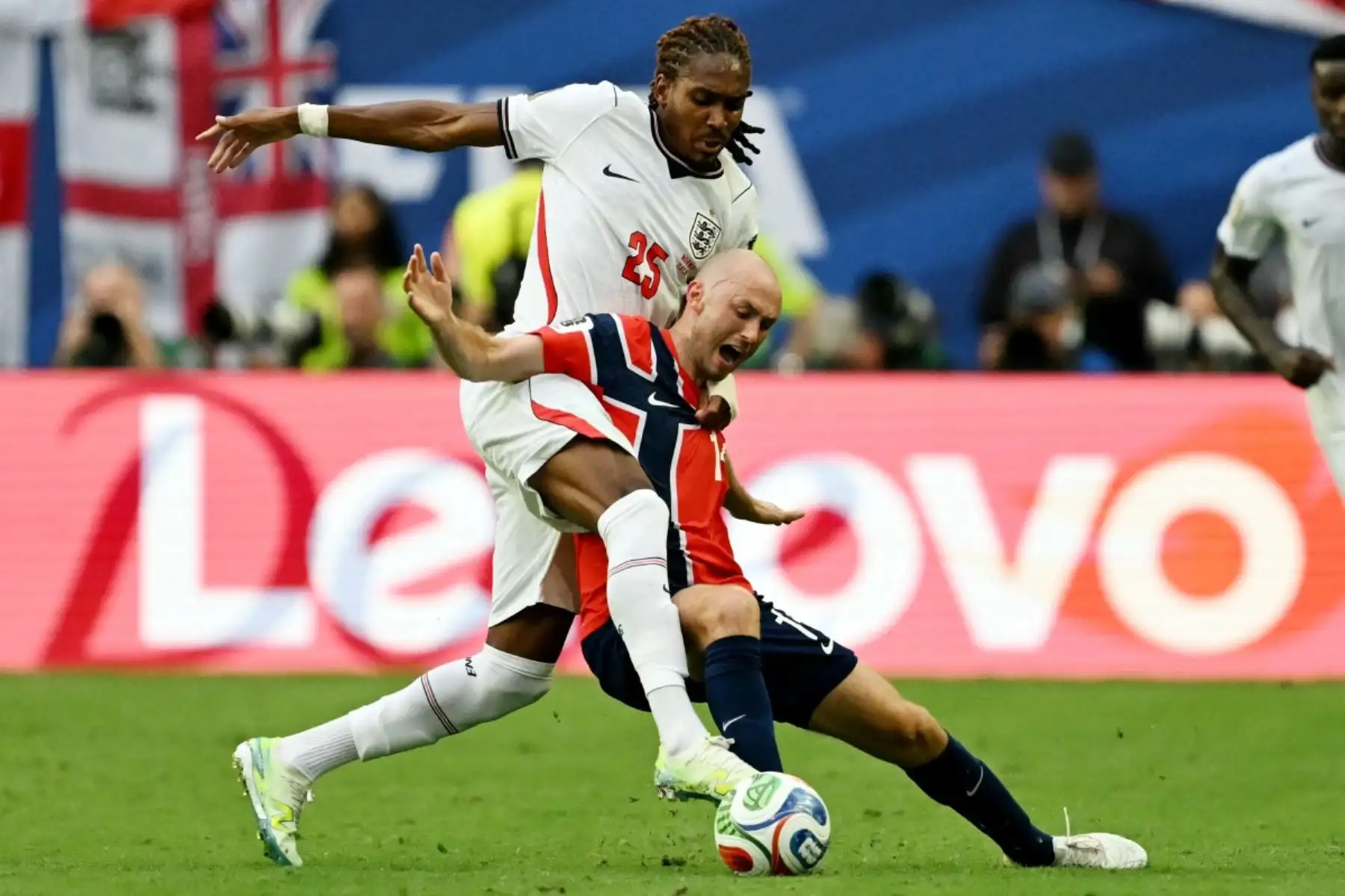 El defensa inglés número 25, Djed Spence, y el centrocampista noruego número 14, Fredrik Aursnes, luchan por el balón durante el partido de cuartos de final del Mundial de Fútbol de 2026 entre Noruega e Inglaterra en el Miami Stadium de Miami Gardens el 11 de julio de 2026. (Foto de CHANDAN KHANNA / AFP)