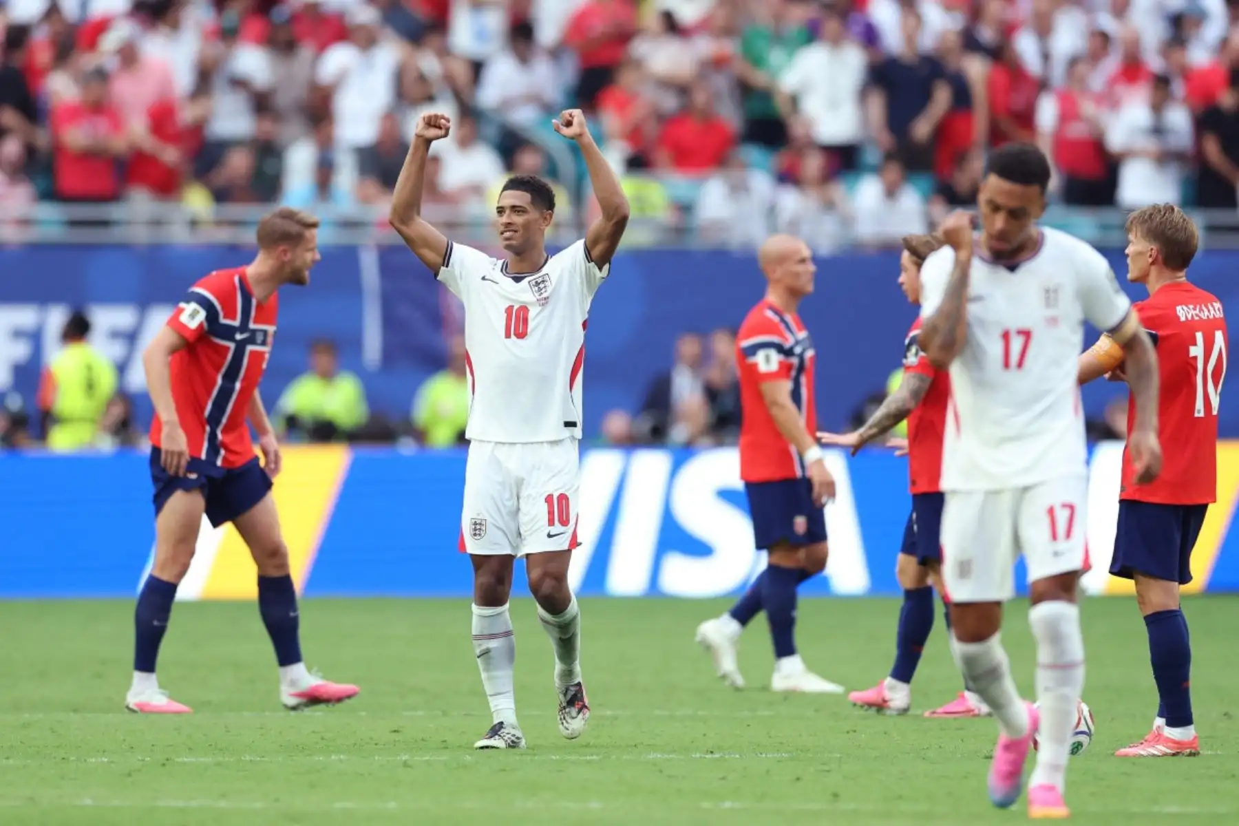 El centrocampista inglés Jude Bellingham, número 10, celebra tras marcar su segundo gol durante la primera parte de la prórroga del partido de cuartos de final del Mundial de Fútbol de 2026 entre Noruega e Inglaterra, disputado en el Miami Stadium de Miami Gardens el 11 de julio de 2026. (Foto de PATRICIA DE MELO MOREIRA / AFP)
