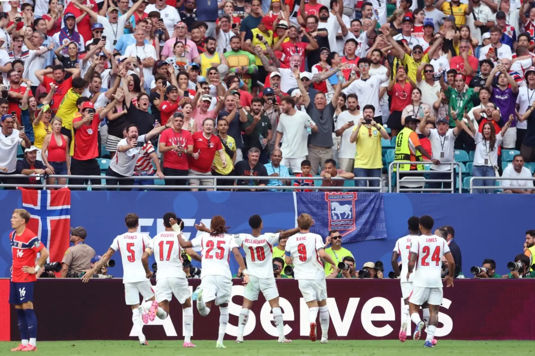 El centrocampista inglés Jude Bellingham, número 10, celebra con sus compañeros tras marcar su segundo gol durante la primera parte de la prórroga del partido de cuartos de final del Mundial de Fútbol de 2026 entre Noruega e Inglaterra, disputado en el Miami Stadium de Miami Gardens el 11 de julio de 2026. (Foto de PATRICIA DE MELO MOREIRA / AFP)