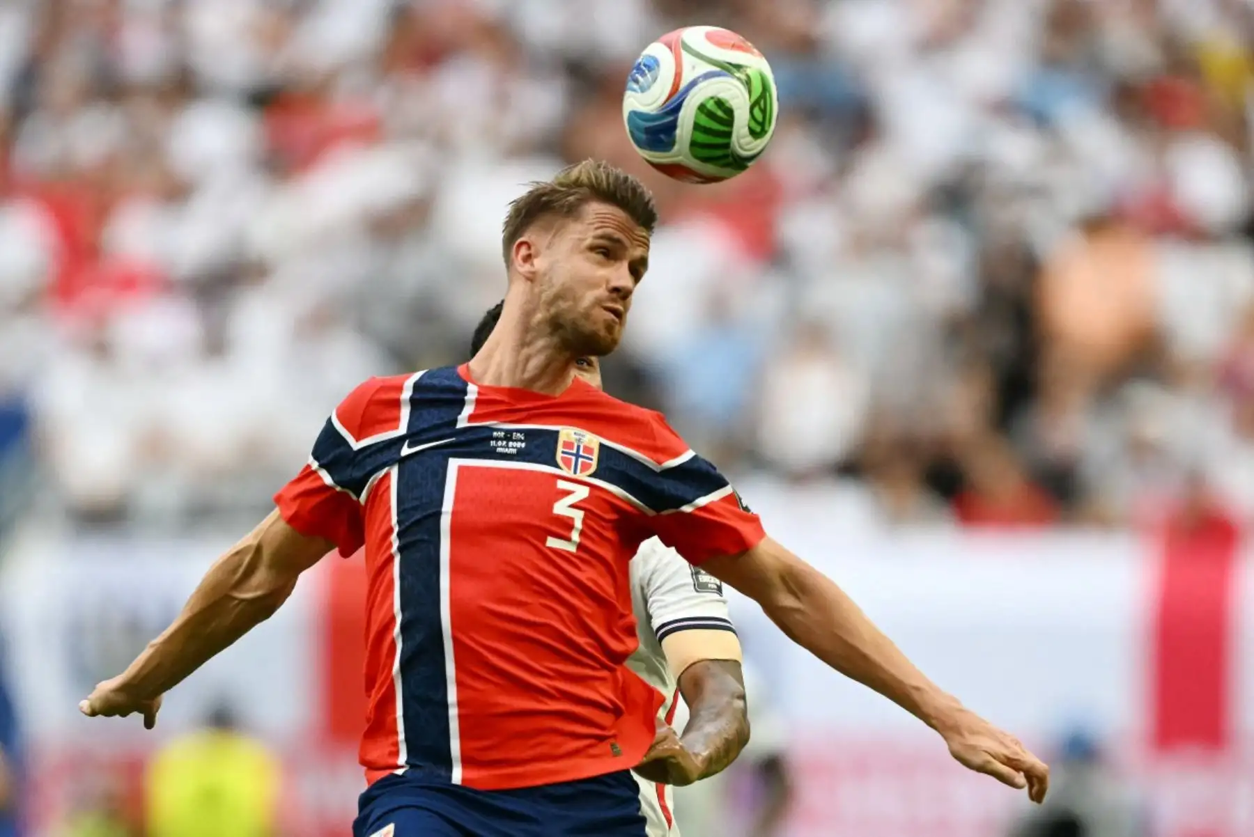 El defensa noruego Kristoffer Vassbakk Ajer, número 03, cabecea el balón durante el partido de cuartos de final del Mundial de Fútbol de 2026 entre Noruega e Inglaterra en el Miami Stadium de Miami Gardens el 11 de julio de 2026. (Foto de CHANDAN KHANNA / AFP)