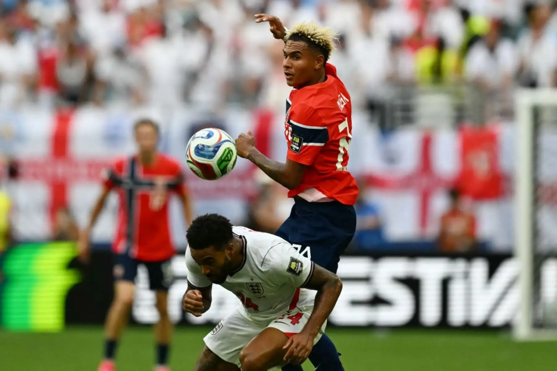 El centrocampista noruego Antonio Nusa (derecha), número 20, y el defensa inglés Reece James, número 24, luchan por el balón durante el partido de cuartos de final del Mundial de Fútbol de 2026 entre Noruega e Inglaterra en el Miami Stadium de Miami Gardens el 11 de julio de 2026. (Foto de CHANDAN KHANNA / AFP)