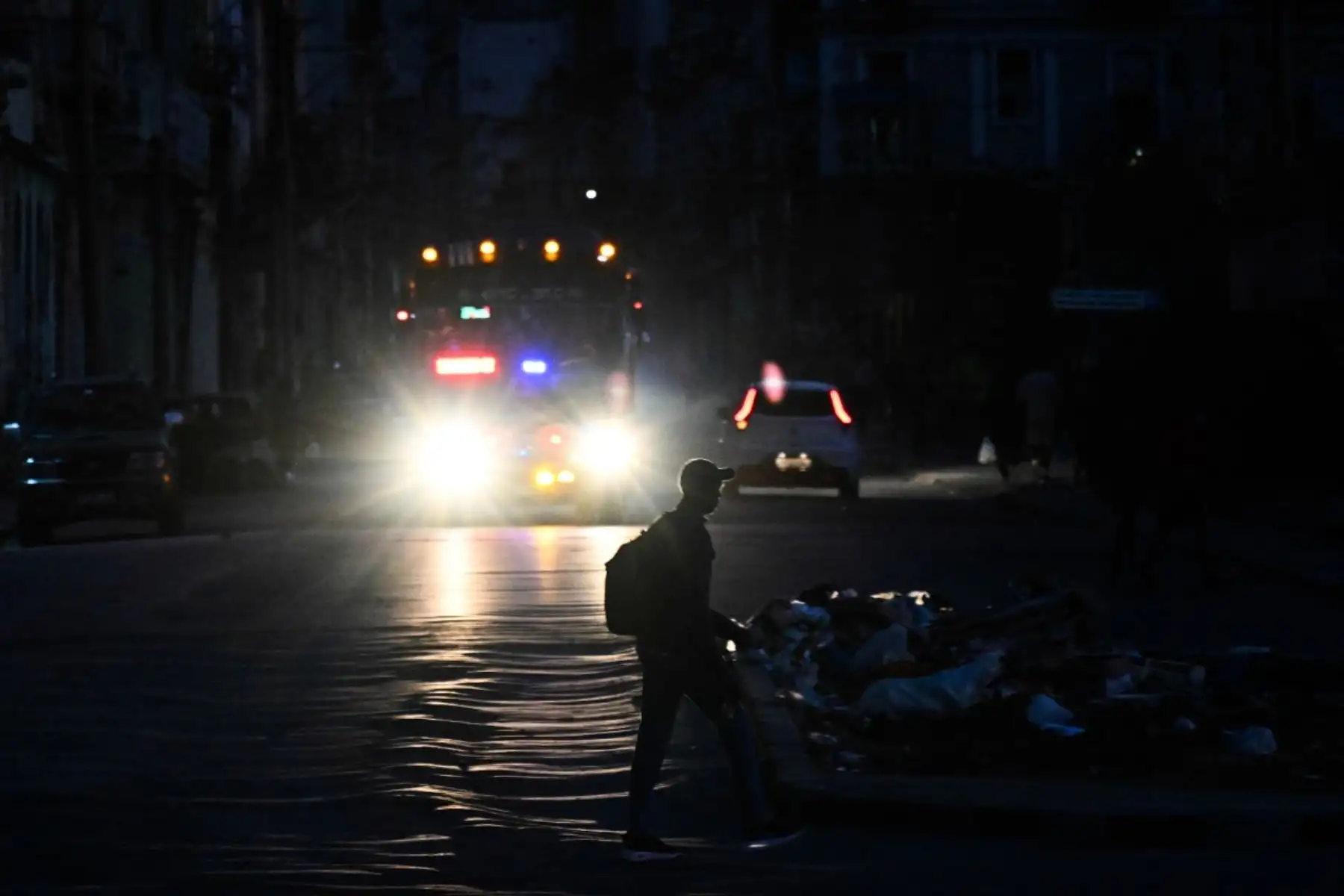 Cuba sufrió su segundo apagón nacional en cinco días, ya que la doble crisis energética y económica, agravada por un bloqueo de combustible estadounidense de seis meses, provocó el colapso de la red eléctrica. Foto: AFP