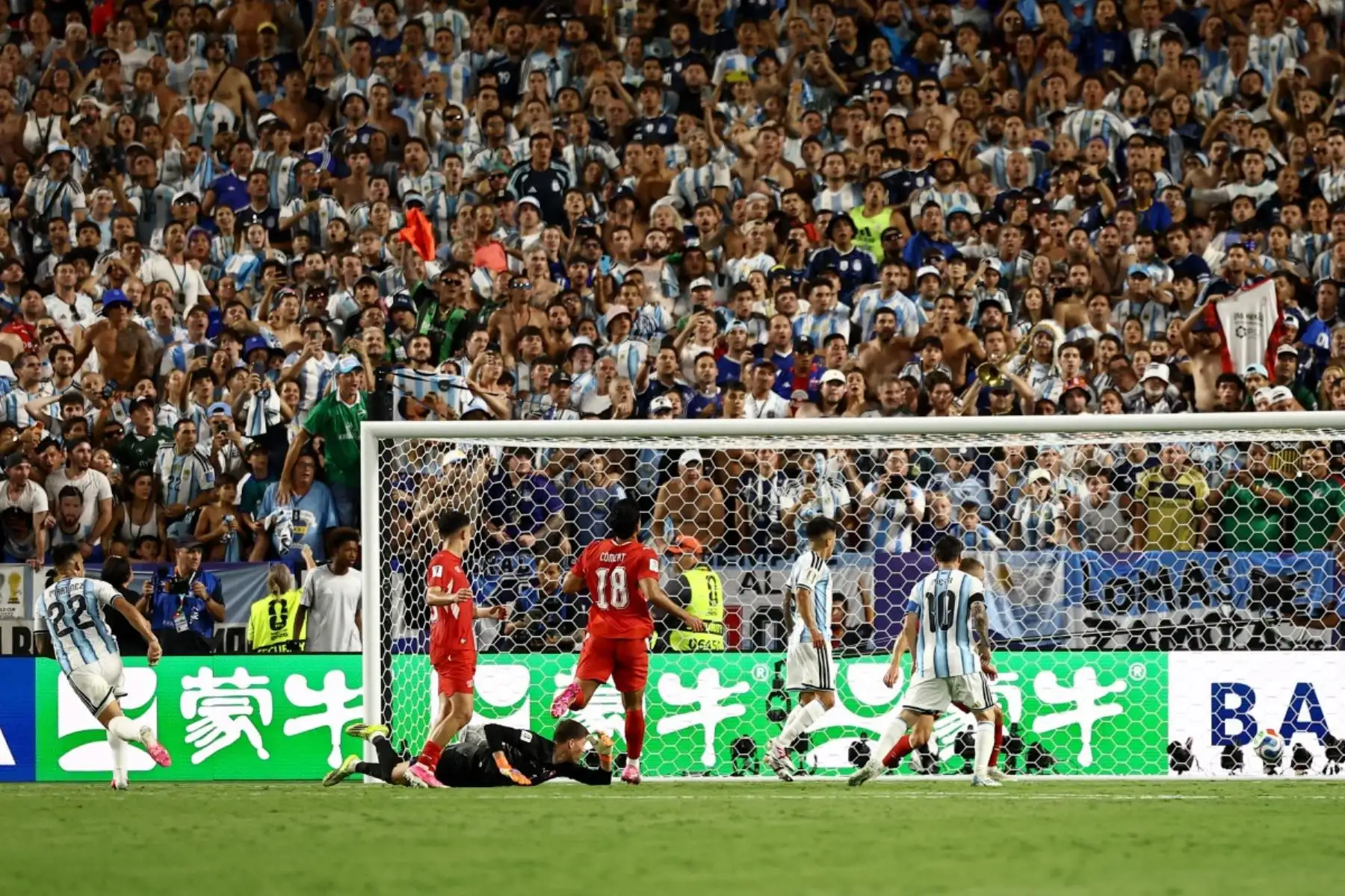 El delantero argentino Lautaro Martínez (izq.), número 22 del ranking, anota el tercer gol de su equipo durante el partido de cuartos de final del Mundial de Fútbol de 2026 entre Argentina y Suiza, disputado en el Kansas City Stadium de Kansas City el 11 de julio de 2026. (Foto de CHARLY TRIBALLEAU / AFP)