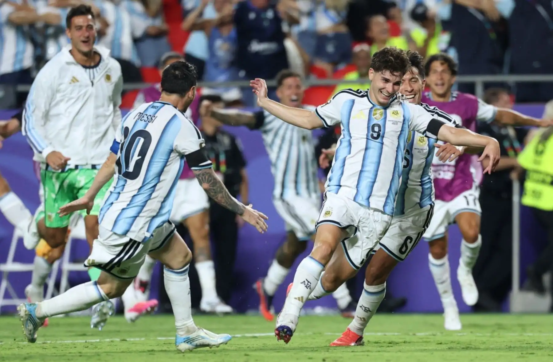 El delantero argentino Julian Álvarez, número 09, celebra el segundo gol de su equipo junto al delantero argentino Lionel Messi, número 10, y el defensa argentino Lisandro Martínez, número 06, durante el partido de cuartos de final del Mundial de Fútbol de 2026 entre Argentina y Suiza en el Estadio de Kansas City, el 11 de julio de 2026. (Foto de Thomas COEX / AFP)