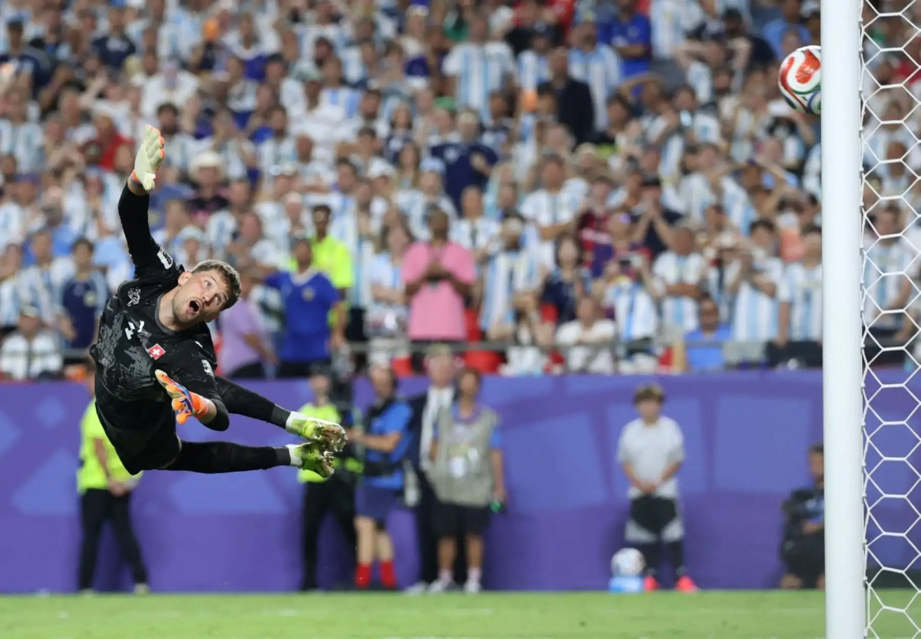 El portero suizo Gregor Kobel, número 01, se lanza pero no logra detener un gol anotado por el delantero argentino Julián Álvarez, número 09 (no visible en la imagen), durante el partido de cuartos de final del Mundial de Fútbol de 2026 entre Argentina y Suiza en el Estadio de Kansas City, en Kansas City, el 11 de julio de 2026. (Foto de Thomas COEX / AFP)