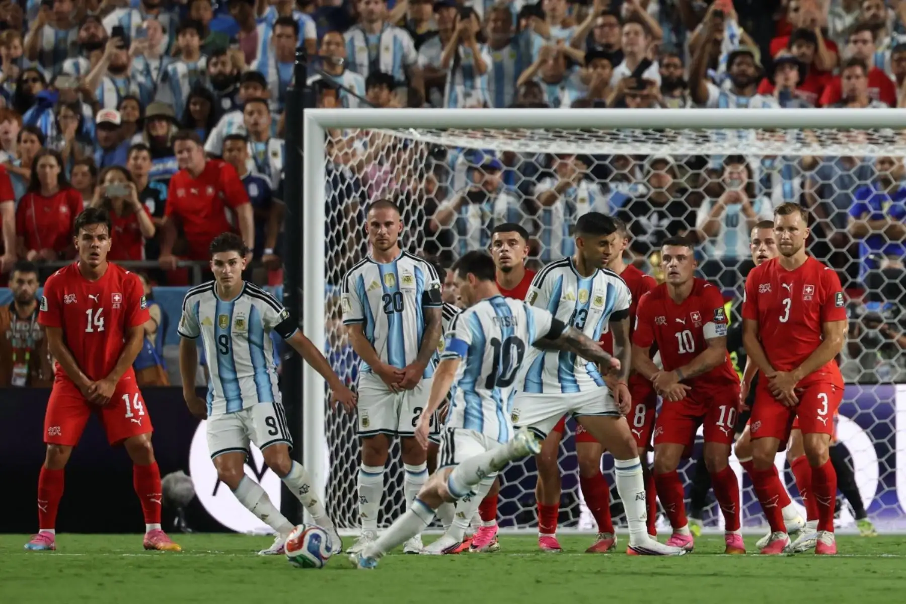 El delantero argentino Lionel Messi, número 10 del ranking, ejecuta un tiro libre durante el partido de cuartos de final del Mundial de Fútbol de 2026 entre Argentina y Suiza, disputado en el Kansas City Stadium de Kansas City el 11 de julio de 2026. (Foto de Odd ANDERSEN / AFP)
