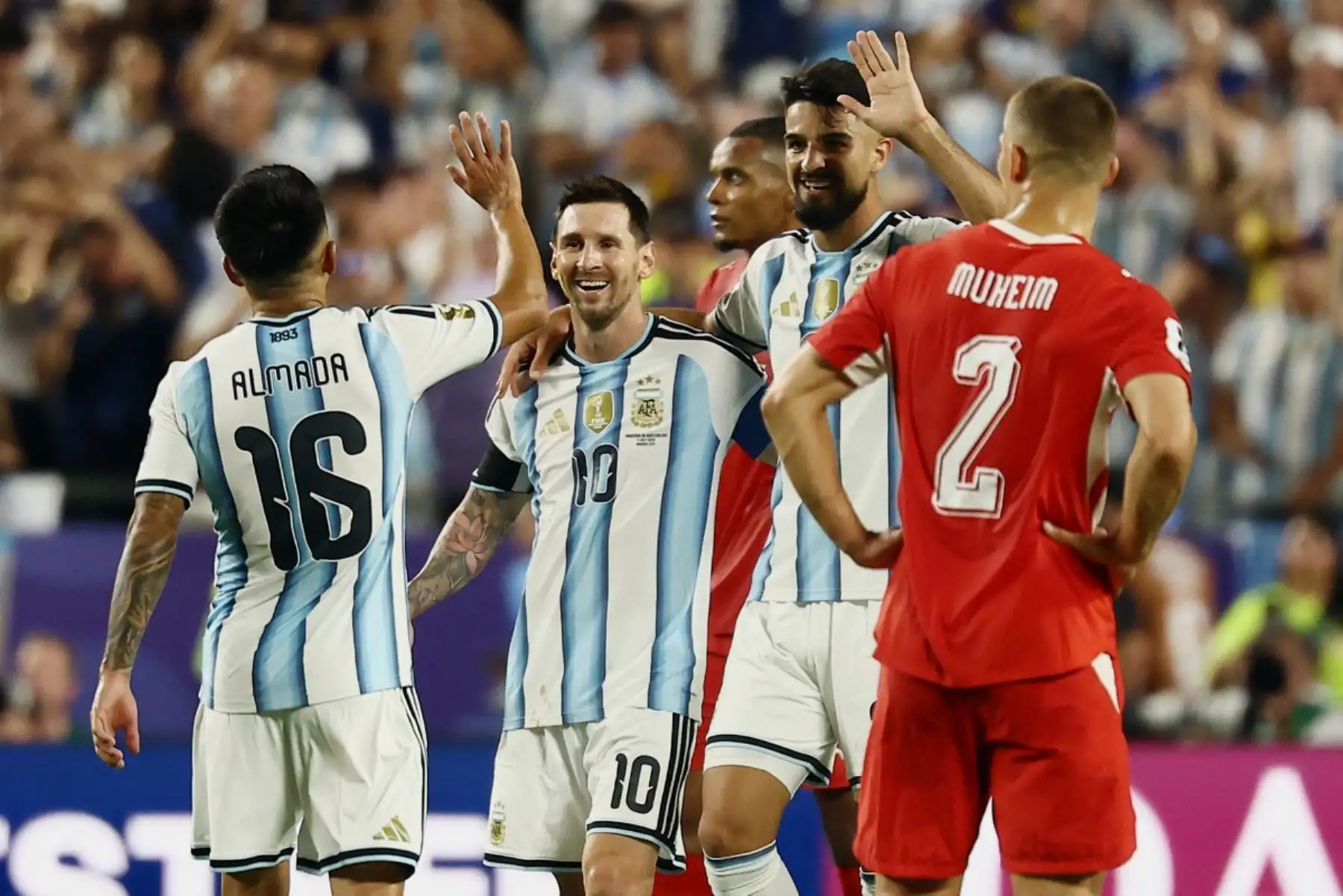 El delantero argentino Lionel Messi (número 10), el delantero argentino José Manuel López (número 21) y el delantero argentino Thiago Almada (número 16) celebran la victoria durante el partido de cuartos de final del Mundial de Fútbol de 2026 entre Argentina y Suiza en el Estadio de Kansas City, en Kansas City, el 11 de julio de 2026. (Foto de CHARLY TRIBALLEAU / AFP)