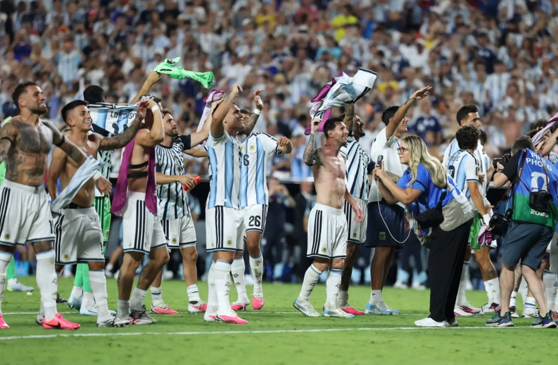 Los jugadores de Argentina celebran la victoria por 3-1 sobre Suiza al término del partido de cuartos de final del Mundial de Fútbol de 2026, disputado en el Estadio de Kansas City el 11 de julio de 2026. (Foto de Thomas COEX / AFP)