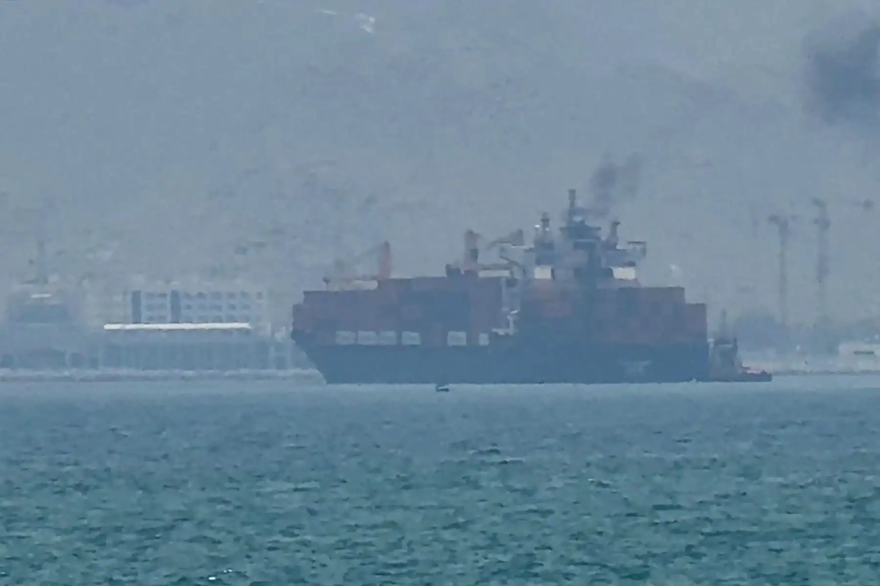 Irán responde a los ataques de EEUU con ofensivas en el Golfo y el cierre de Ormuz