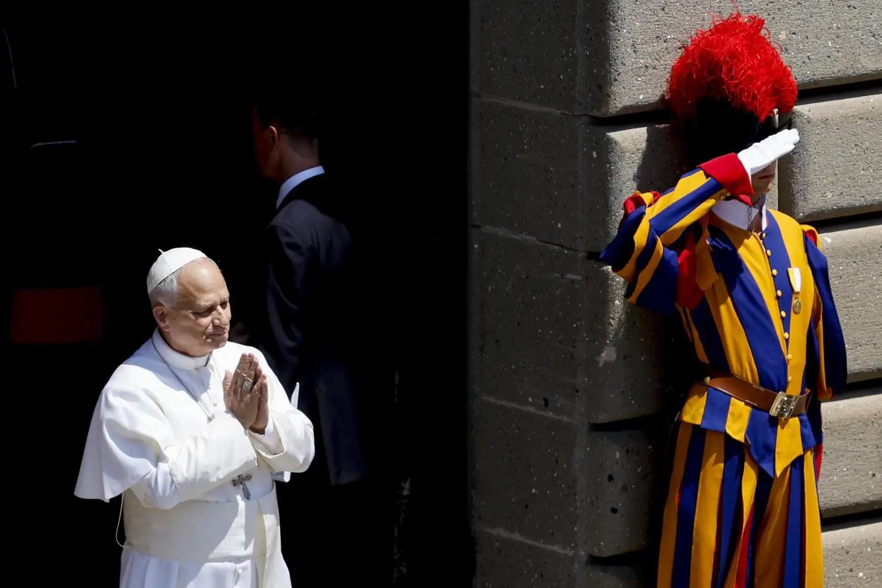 El Papa León XIV saluda a la multitud tras rezar el Ángelus desde la entrada del Palacio Apostólico con vistas a la Piazza della Libertà, en la residencia papal de verano de Castel Gandolfo, cerca de Roma (Italia), el 12 de julio de 2026. (Papa, Italia, Roma)
Foto: EFE