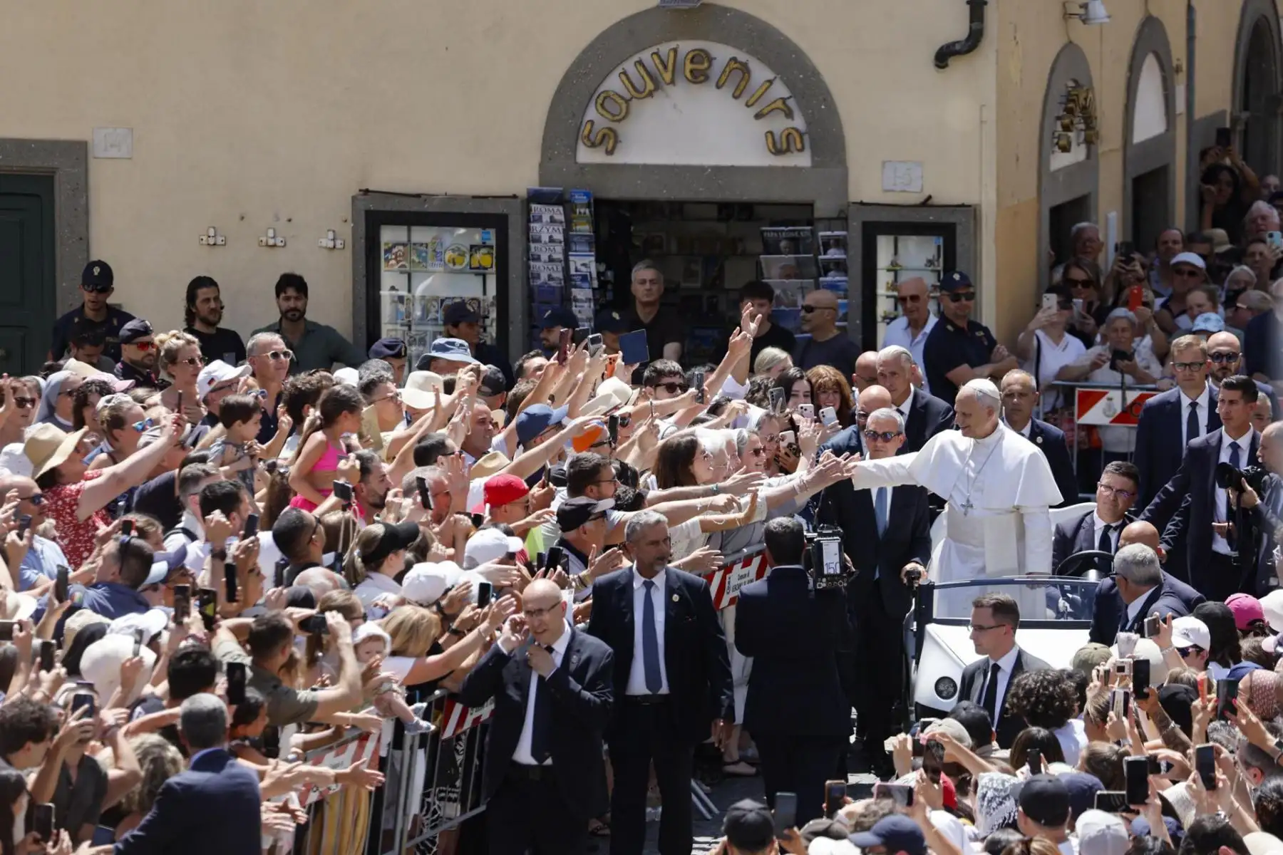 El Papa León XIV saluda a la multitud tras rezar el Ángelus desde la entrada del Palacio Apostólico con vistas a la Piazza della Libertà, en la residencia papal de verano de Castel Gandolfo, cerca de Roma (Italia), el 12 de julio de 2026. (Papa, Italia, Roma)
Foto: EFE