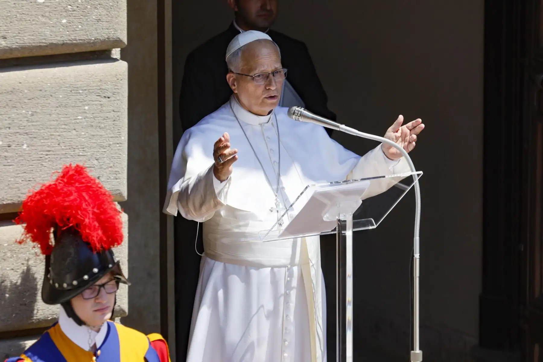 El Papa León XIV reza el Ángelus desde la entrada del Palacio Apostólico con vistas a la Piazza della Libertà, en la residencia papal de verano de Castel Gandolfo, cerca de Roma (Italia), el 12 de julio de 2026.
Foto:EFE