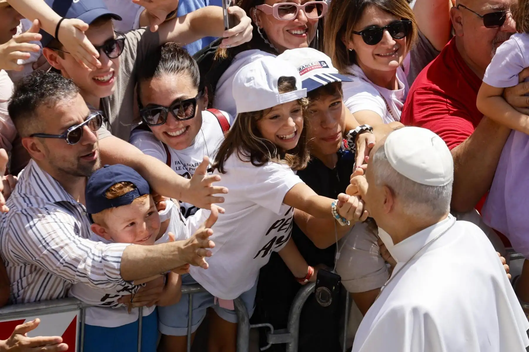 12/07/2026.- El papa León XIV saluda a la multitud tras rezar el Ángelus desde la entrada del Palacio Apostólico con vistas a la Piazza della Libertà, en la residencia estival papal de Castel Gandolfo, cerca de Roma (Italia), el 12 de julio de 2026.
Foto:EFE