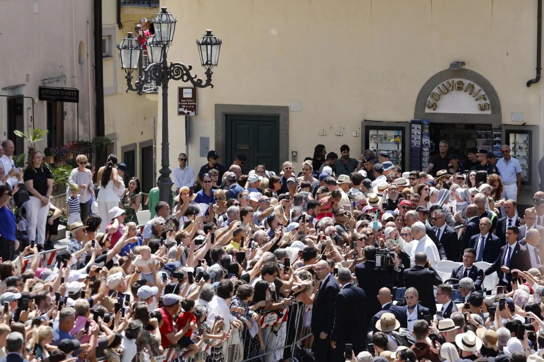 El Papa León XIV saluda a la multitud tras rezar el Ángelus desde la entrada del Palacio Apostólico con vistas a la Piazza della Libertà, en la residencia papal de verano de Castel Gandolfo, cerca de Roma (Italia), el 12 de julio de 2026. (Papa, Italia, Roma)
Foto:EFE