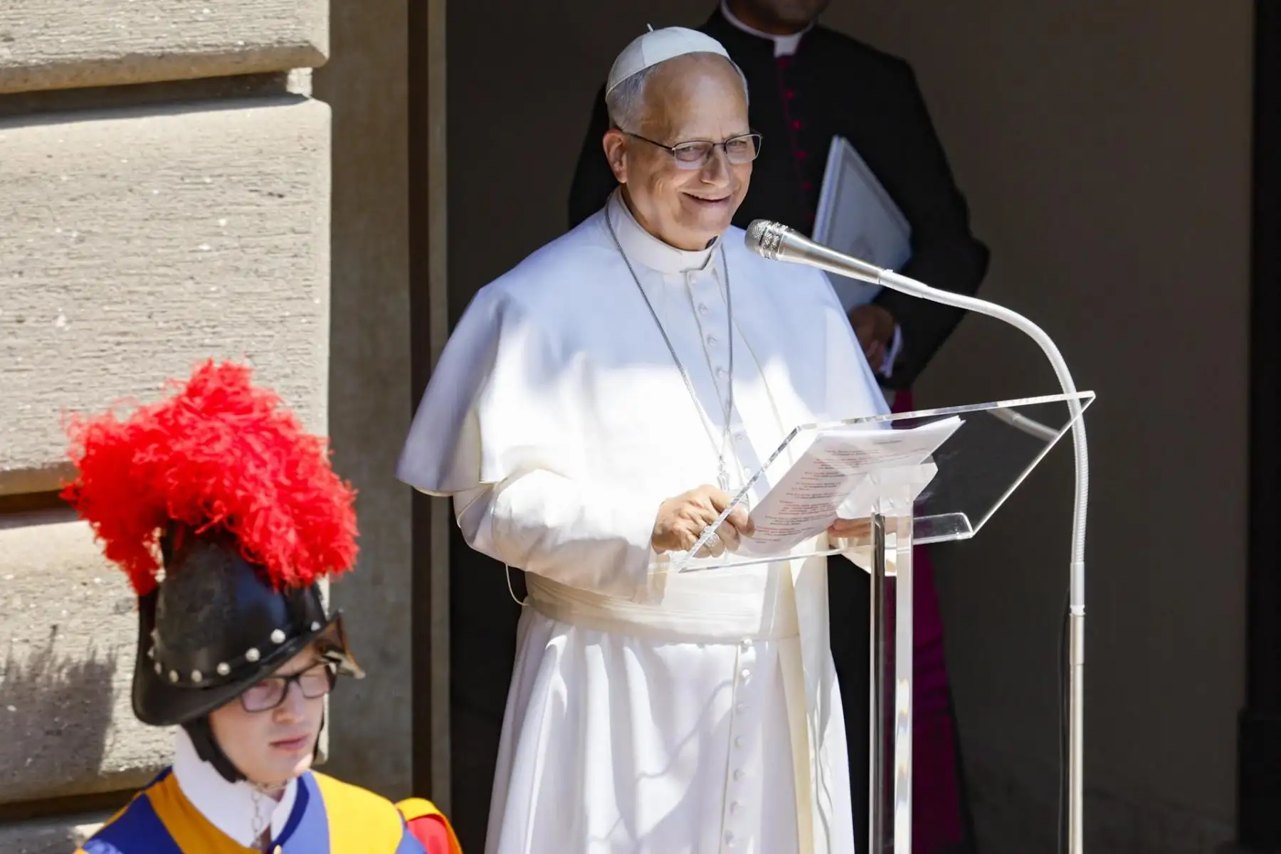 El Papa León XIV reza el Ángelus desde la entrada del Palacio Apostólico con vistas a la Piazza della Libertà, en la residencia papal de verano de Castel Gandolfo, cerca de Roma (Italia), el 12 de julio de 2026.
Foto:EFE