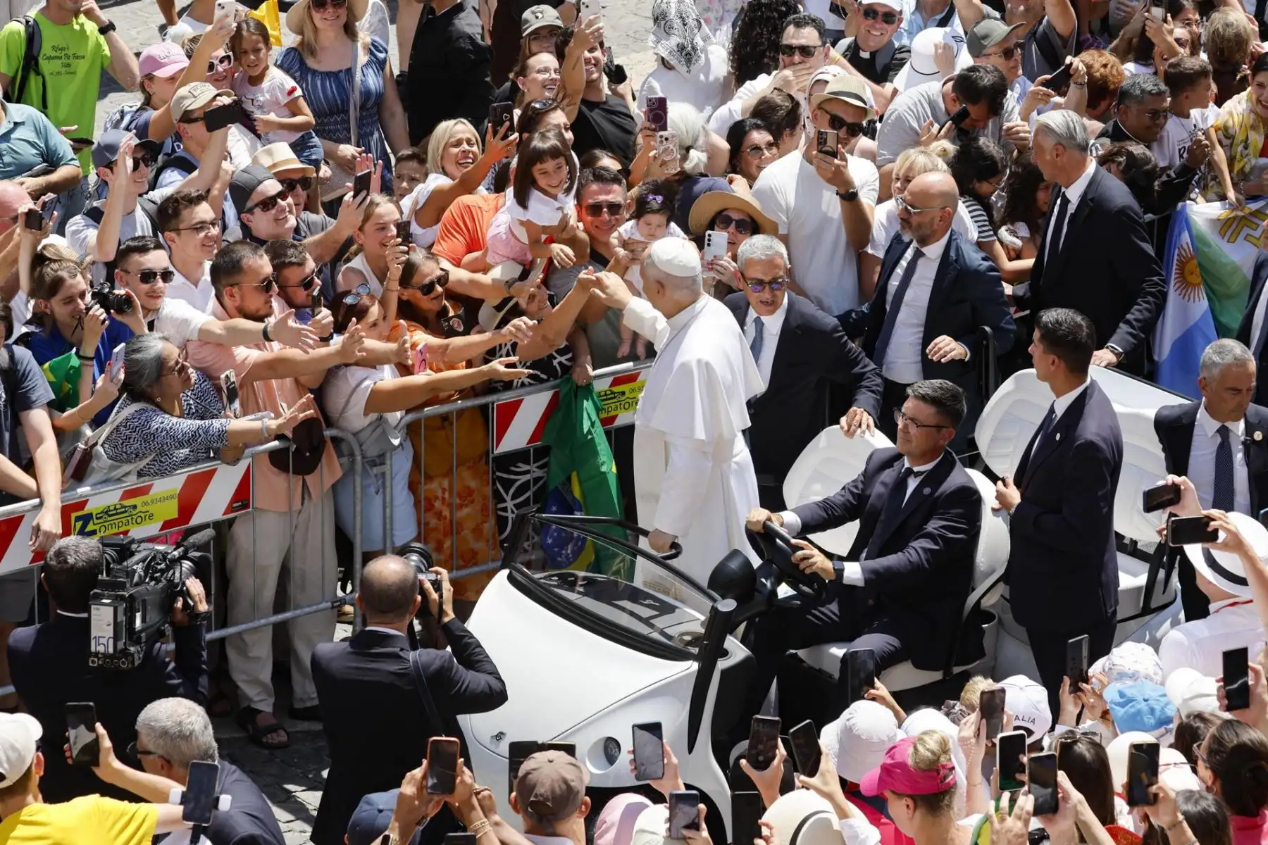 El Papa León XIV saluda a la multitud tras rezar el Ángelus desde la entrada del Palacio Apostólico con vistas a la Piazza della Libertà, en la residencia papal de verano de Castel Gandolfo, cerca de Roma (Italia), el 12 de julio de 2026. (Papa, Italia, Roma)
Foto:EFE