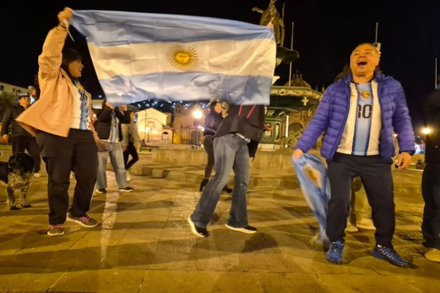Cusco: turistas argentinos celebraron pase de su selección a semifinal de la Copa Mundial