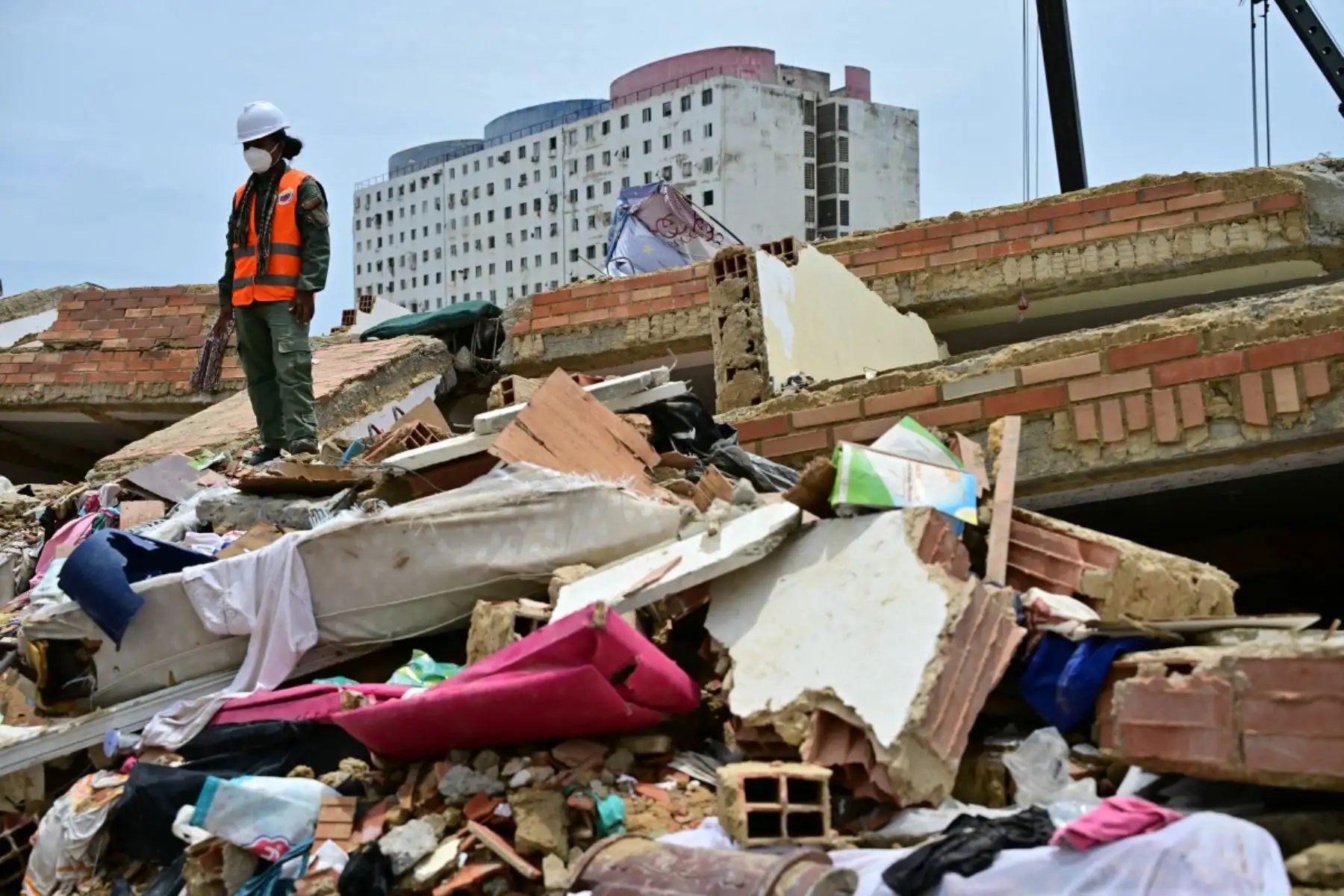 Un militar permanece sobre los escombros de un edificio colapsado en Caraballeda, estado de La Guaira, Venezuela, el 12 de julio de 2026, tras los dos terremotos que azotaron la región.
La cifra de fallecidos por los dos terremotos que sacudieron Venezuela el 24 de junio ha superado los 4.300, según informó el 11 de julio el presidente de la Asamblea Nacional, Jorge Rodríguez. Foto: AFP