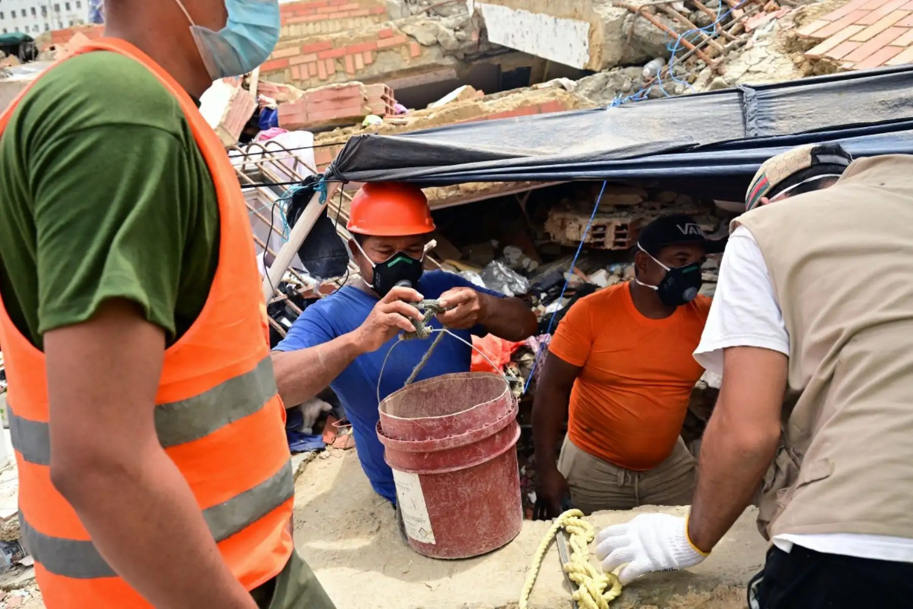Familiares de las víctimas retiran escombros de un edificio colapsado en un intento por recuperar los cuerpos de sus seres queridos en Caraballeda, estado La Guaira, Venezuela, el 12 de julio de 2026, tras los dos terremotos que azotaron la región.
La cifra de fallecidos por los dos terremotos que sacudieron Venezuela el 24 de junio ha superado los 4.300, según informó el 11 de julio el presidente de la Asamblea Nacional, Jorge Rodríguez. Foto: AFP