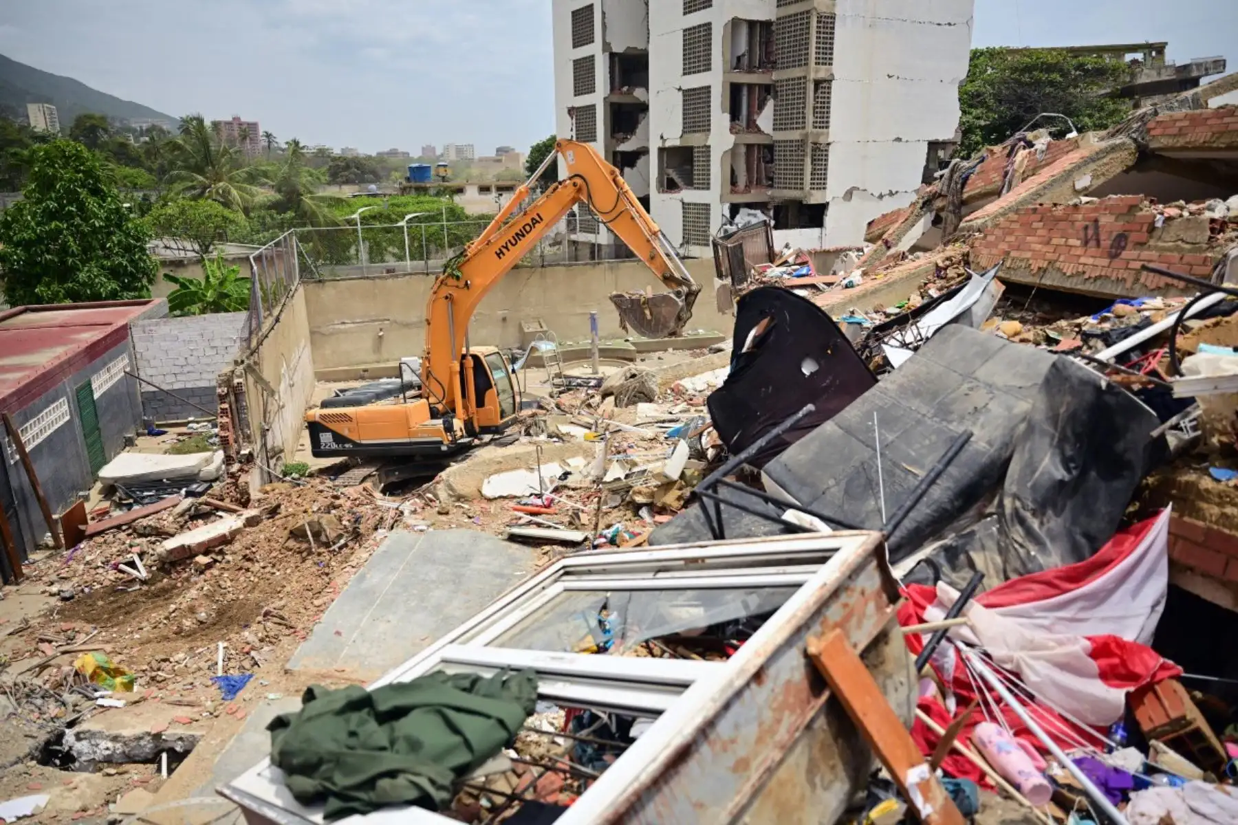 Se llevan a cabo operaciones de remoción de escombros en el lugar donde colapsó un edificio en Caraballeda, estado de La Guaira (Venezuela), el 12 de julio de 2026, tras los dos terremotos que azotaron la región.
La cifra de fallecidos por los dos terremotos que sacudieron Venezuela el 24 de junio ha superado los 4.300, según informó el 11 de julio el presidente de la Asamblea Nacional, Jorge Rodríguez.  Foto: AFP