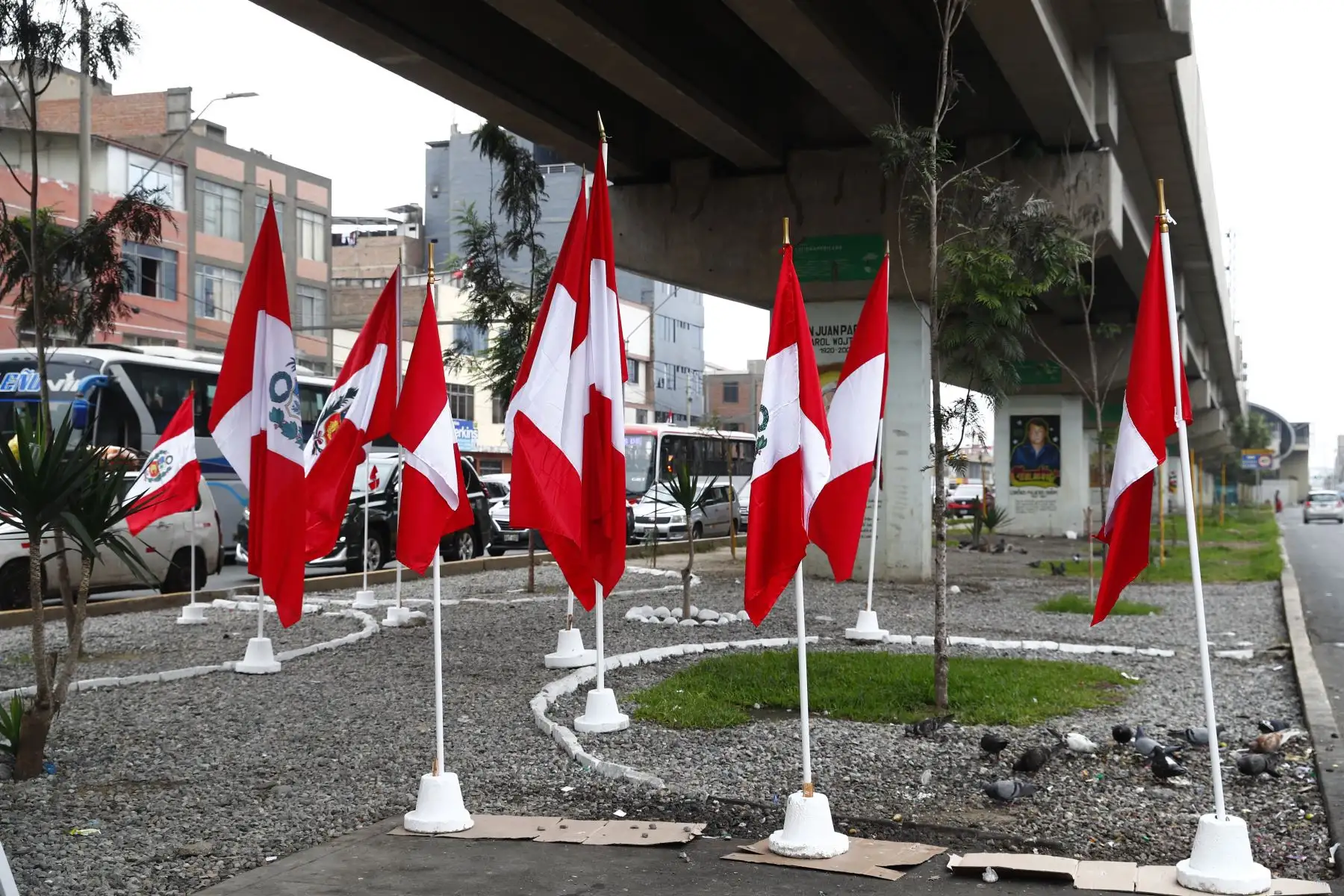 A fines de la primera quincena de julio se incrementa la venta de banderas y demás símbolos patrios peruanos en el marco de celebrarse las Fiestas Patrias 2026, a poco de hacerse efectiva la obligatoriedad del embanderamiento de hogares, edificios y locales en general. Los principales puntos de venta son la Av. México y el óvalo Arriola en La Victoria, y Mesa Redonda y el Mercado Central en el Cercado de Lima. Foto: ANDINA/Daniel Bracamonte