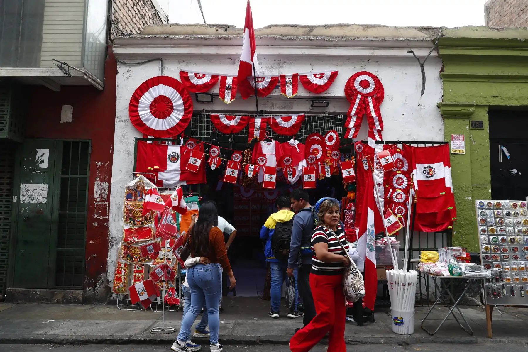 A fines de la primera quincena de julio se incrementa la venta de banderas y demás símbolos patrios peruanos en el marco de celebrarse las Fiestas Patrias 2026, a poco de hacerse efectiva la obligatoriedad del embanderamiento de hogares, edificios y locales en general. Los principales puntos de venta son la Av. México y el óvalo Arriola en La Victoria, y Mesa Redonda y el Mercado Central en el Cercado de Lima. Foto: ANDINA/Daniel Bracamonte