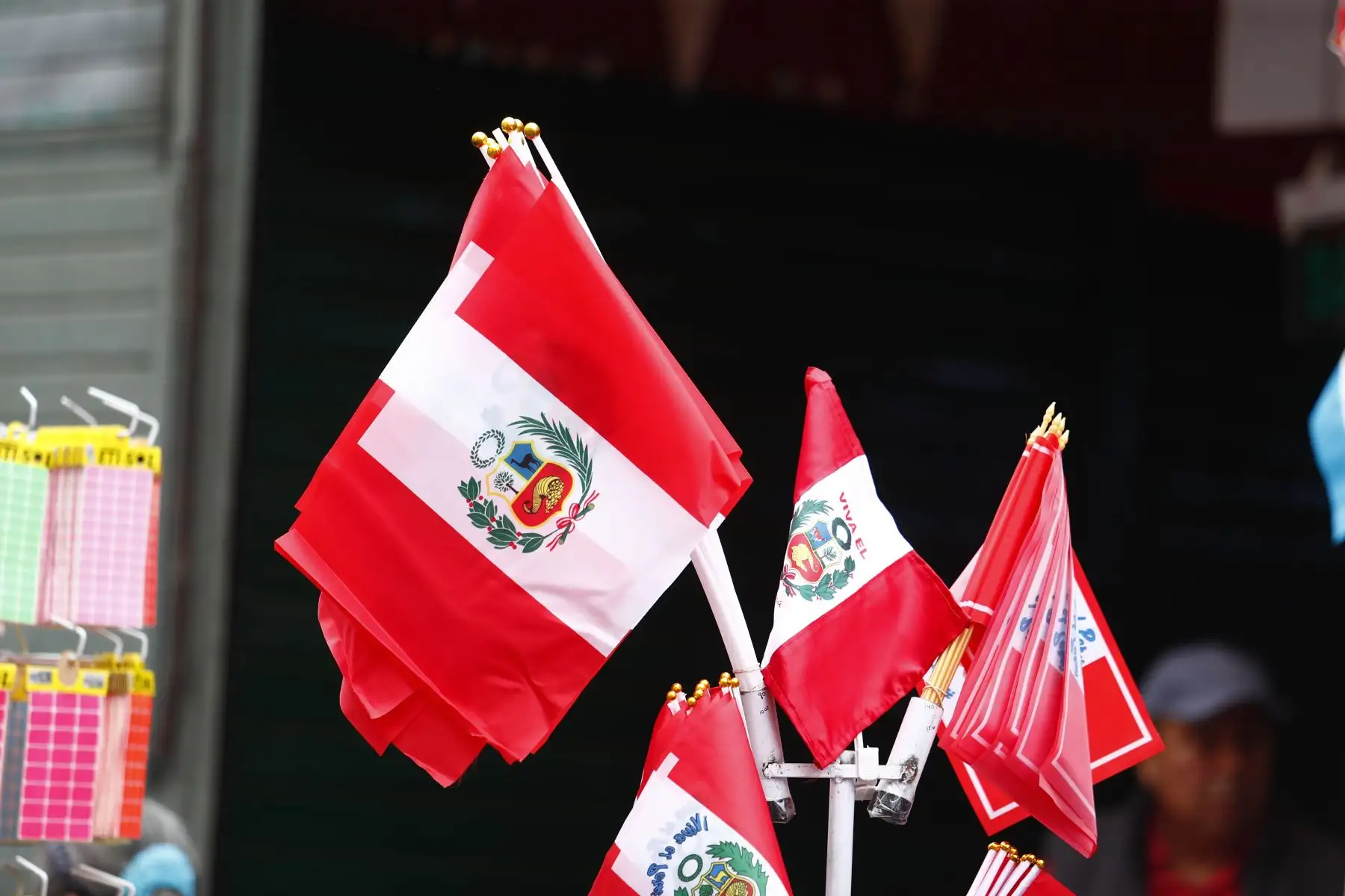 A fines de la primera quincena de julio se incrementa la venta de banderas y demás símbolos patrios peruanos en el marco de celebrarse las Fiestas Patrias 2026, a poco de hacerse efectiva la obligatoriedad del embanderamiento de hogares, edificios y locales en general. Los principales puntos de venta son la Av. México y el óvalo Arriola en La Victoria, y Mesa Redonda y el Mercado Central en el Cercado de Lima. Foto: ANDINA/Daniel Bracamonte