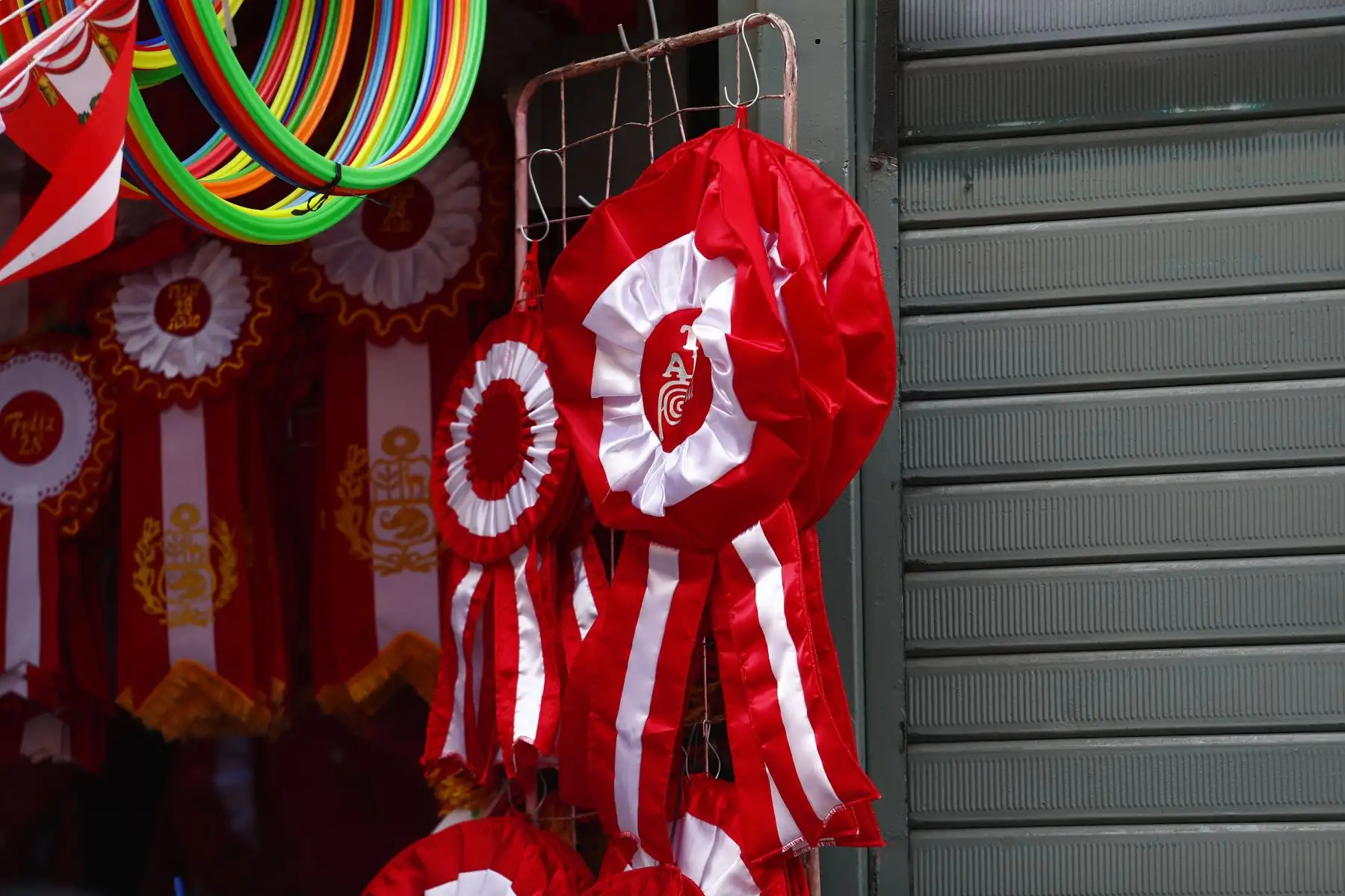 A fines de la primera quincena de julio se incrementa la venta de banderas y demás símbolos patrios peruanos en el marco de celebrarse las Fiestas Patrias 2026, a poco de hacerse efectiva la obligatoriedad del embanderamiento de hogares, edificios y locales en general. Los principales puntos de venta son la Av. México y el óvalo Arriola en La Victoria, y Mesa Redonda y el Mercado Central en el Cercado de Lima. Foto: ANDINA/Daniel Bracamonte