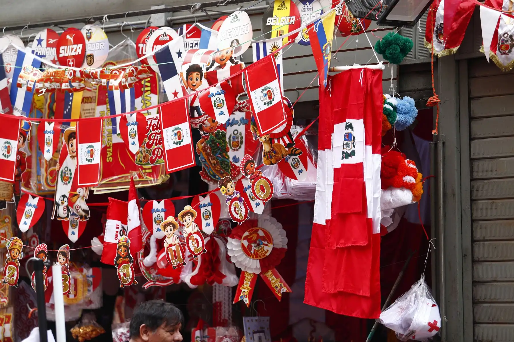 A fines de la primera quincena de julio se incrementa la venta de banderas y demás símbolos patrios peruanos en el marco de celebrarse las Fiestas Patrias 2026, a poco de hacerse efectiva la obligatoriedad del embanderamiento de hogares, edificios y locales en general. Los principales puntos de venta son la Av. México y el óvalo Arriola en La Victoria, y Mesa Redonda y el Mercado Central en el Cercado de Lima. Foto: ANDINA/Daniel Bracamonte