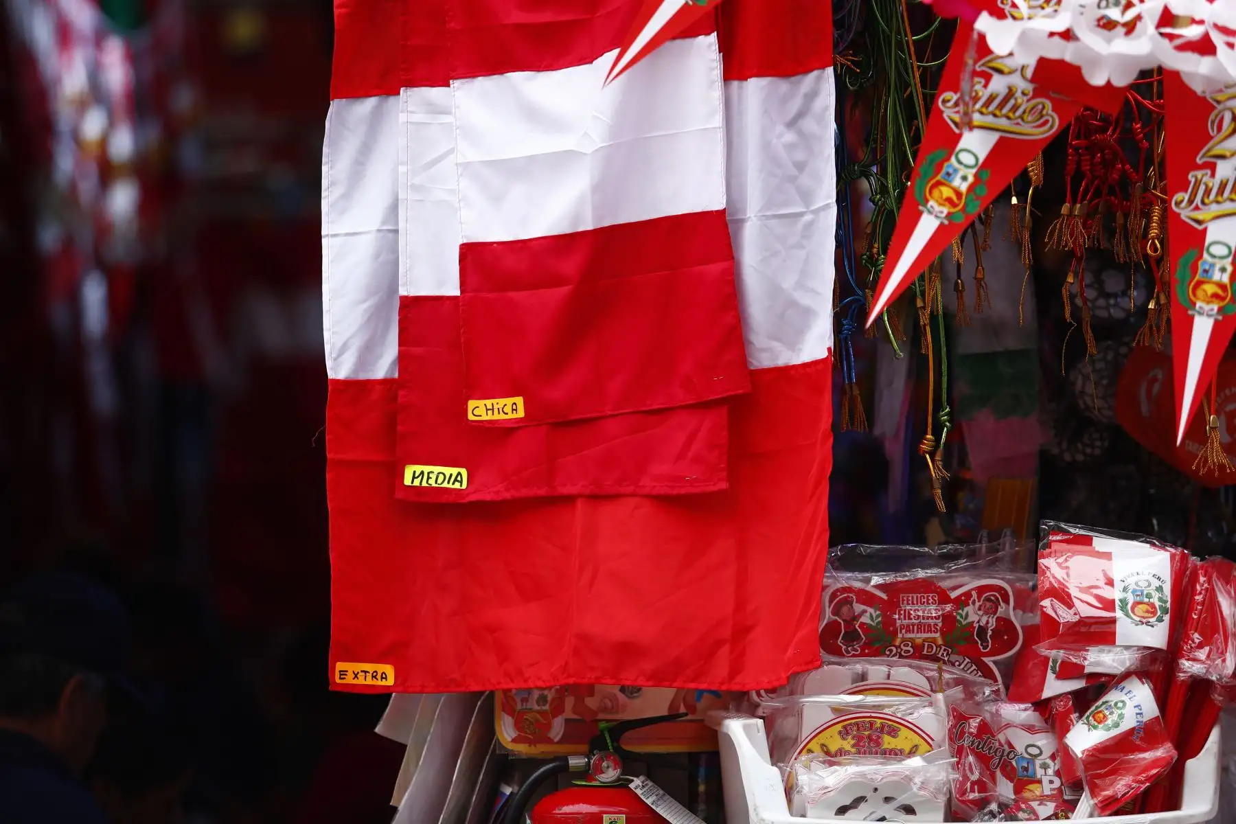 A fines de la primera quincena de julio se incrementa la venta de banderas y demás símbolos patrios peruanos en el marco de celebrarse las Fiestas Patrias 2026, a poco de hacerse efectiva la obligatoriedad del embanderamiento de hogares, edificios y locales en general. Los principales puntos de venta son la Av. México y el óvalo Arriola en La Victoria, y Mesa Redonda y el Mercado Central en el Cercado de Lima. Foto: ANDINA/Daniel Bracamonte
