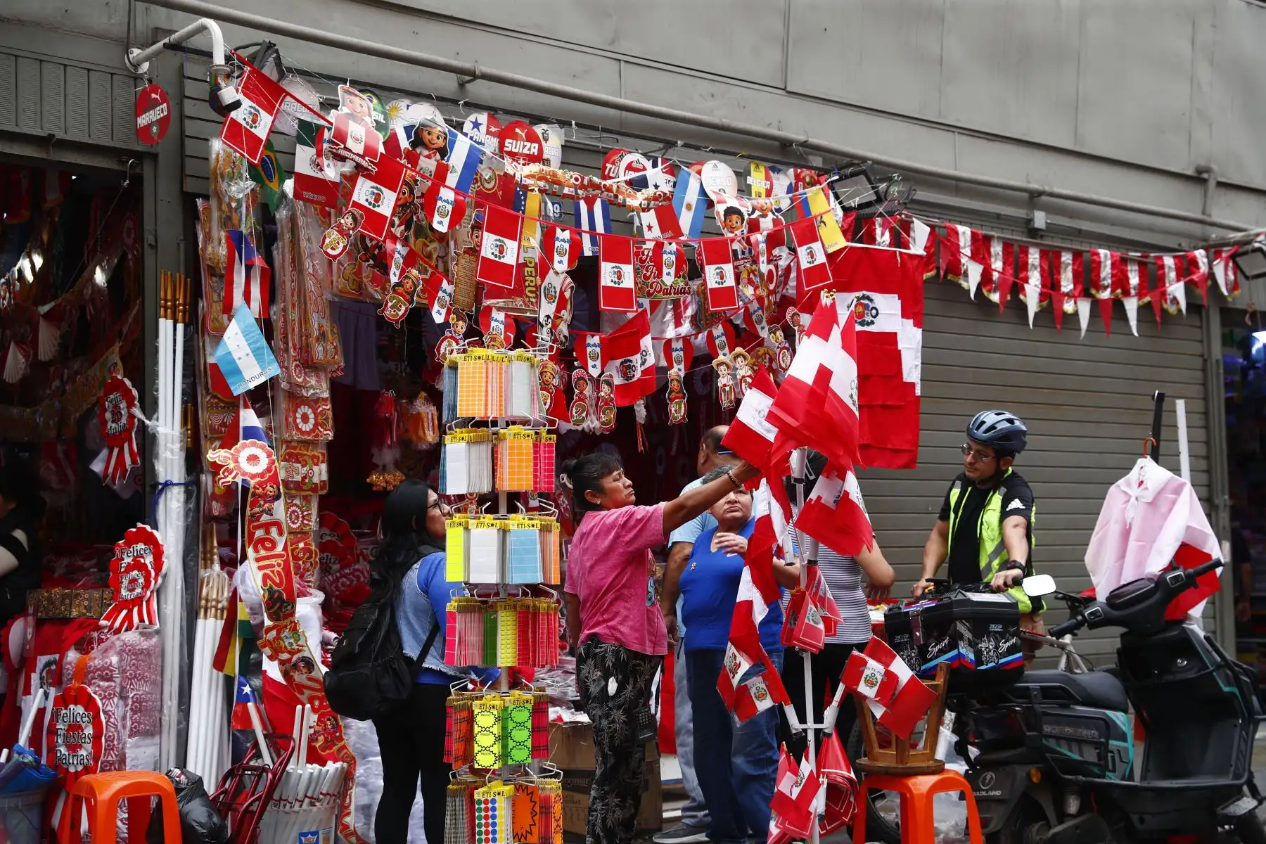 A fines de la primera quincena de julio se incrementa la venta de banderas y demás símbolos patrios peruanos en el marco de celebrarse las Fiestas Patrias 2026, a poco de hacerse efectiva la obligatoriedad del embanderamiento de hogares, edificios y locales en general. Los principales puntos de venta son la Av. México y el óvalo Arriola en La Victoria, y Mesa Redonda y el Mercado Central en el Cercado de Lima. Foto: ANDINA/Daniel Bracamonte