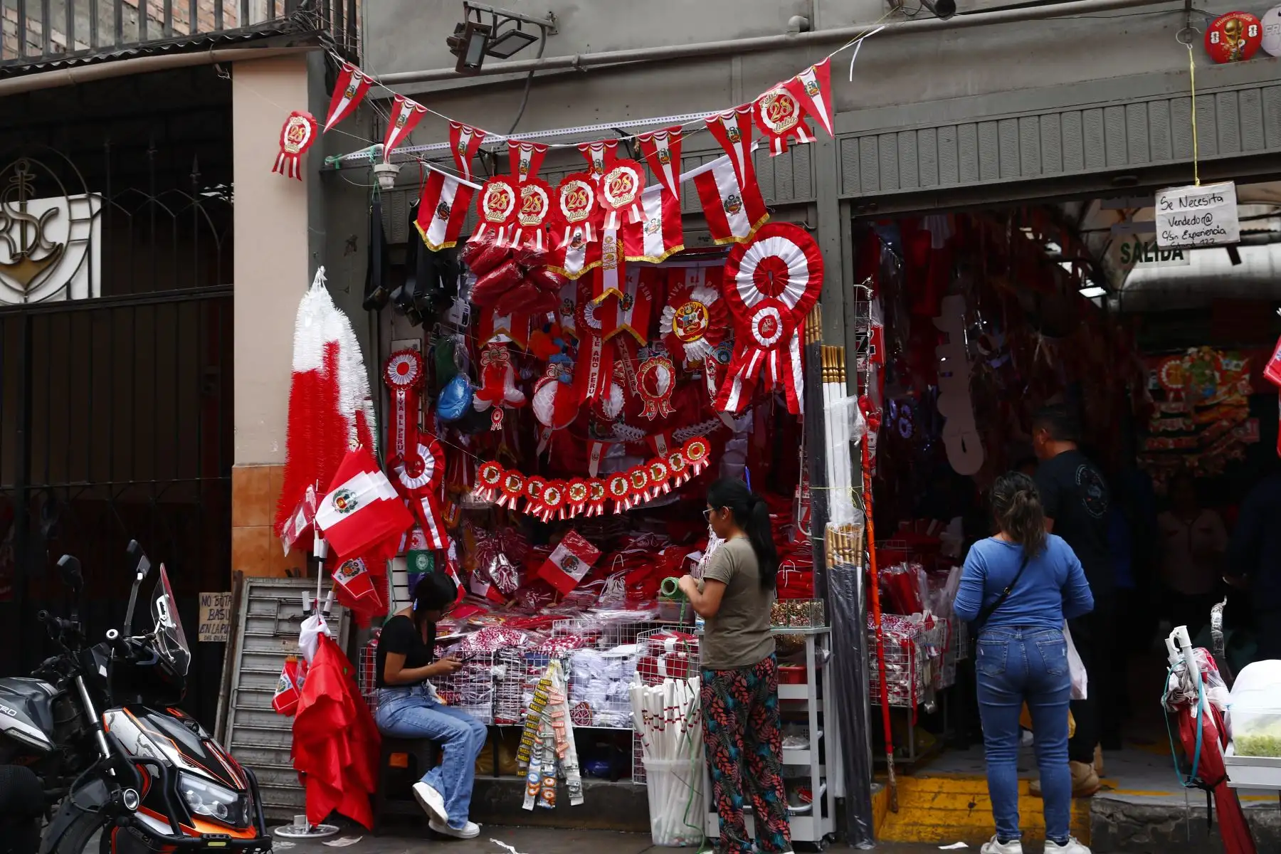 A fines de la primera quincena de julio se incrementa la venta de banderas y demás símbolos patrios peruanos en el marco de celebrarse las Fiestas Patrias 2026, a poco de hacerse efectiva la obligatoriedad del embanderamiento de hogares, edificios y locales en general. Los principales puntos de venta son la Av. México y el óvalo Arriola en La Victoria, y Mesa Redonda y el Mercado Central en el Cercado de Lima. Foto: ANDINA/Daniel Bracamonte