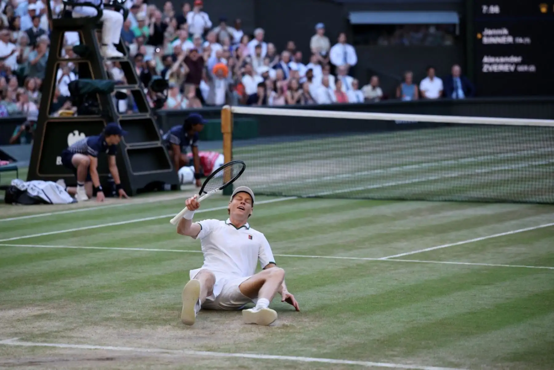 El italiano Jannik Sinner celebra su victoria ante el alemán Alexander Zverev durante la final individual masculina del torneo de Wimbledon 2026, en el All England Lawn Tennis and Croquet Club de Wimbledon (suroeste de Londres), el 12 de julio de 2026.  Foto: AFP