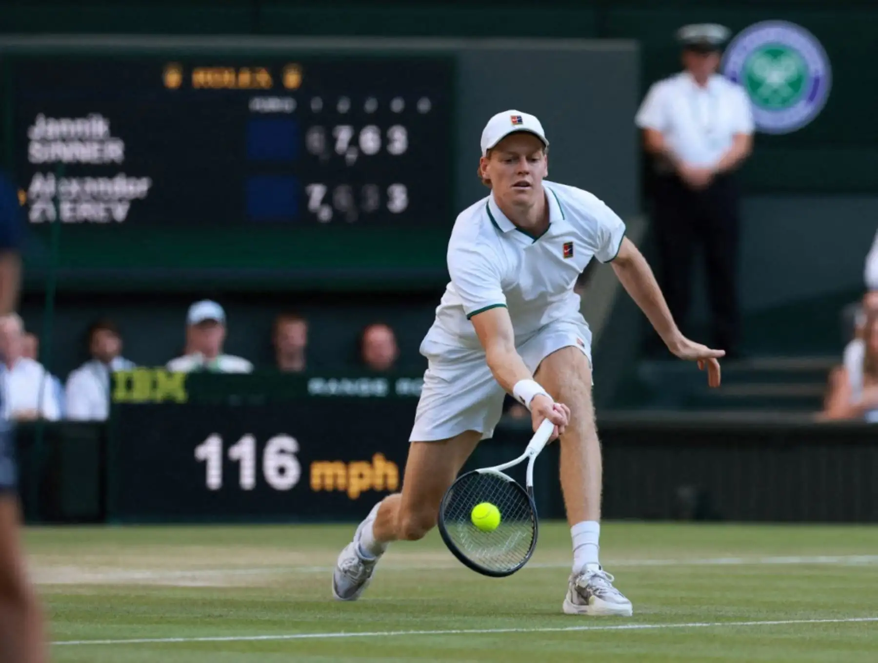 El italiano Jannik Sinner golpea la pelota durante la final individual masculina contra el alemán Alexander Zverev, en la decimocuarta jornada del Campeonato de Wimbledon 2026, en el All England Lawn Tennis and Croquet Club de Londres (Reino Unido), el 12 de julio de 2026. (The Yomiuri Shimbun) (Foto de Kentaro Tominaga / Yomiuri / The Yomiuri Shimbun vía AFP)
 Foto: AFP