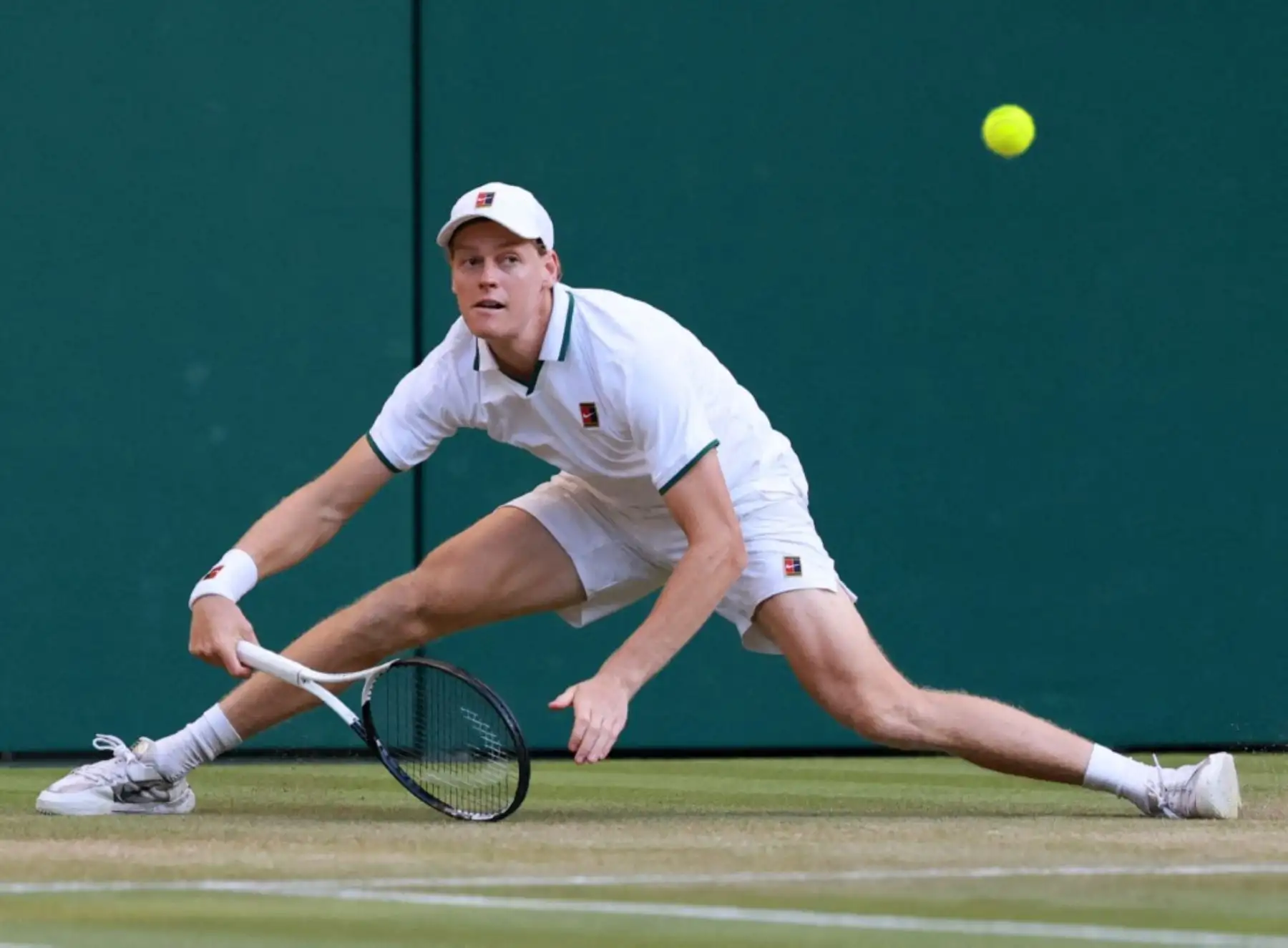 El italiano Jannik Sinner golpea la pelota durante la final individual masculina contra el alemán Alexander Zverev, en la decimocuarta jornada del Campeonato de Wimbledon 2026, en el All England Lawn Tennis and Croquet Club de Londres (Reino Unido), el 12 de julio de 2026. (The Yomiuri Shimbun) (Foto de Kentaro Tominaga / Yomiuri / The Yomiuri Shimbun vía AFP)
 Foto: AFP