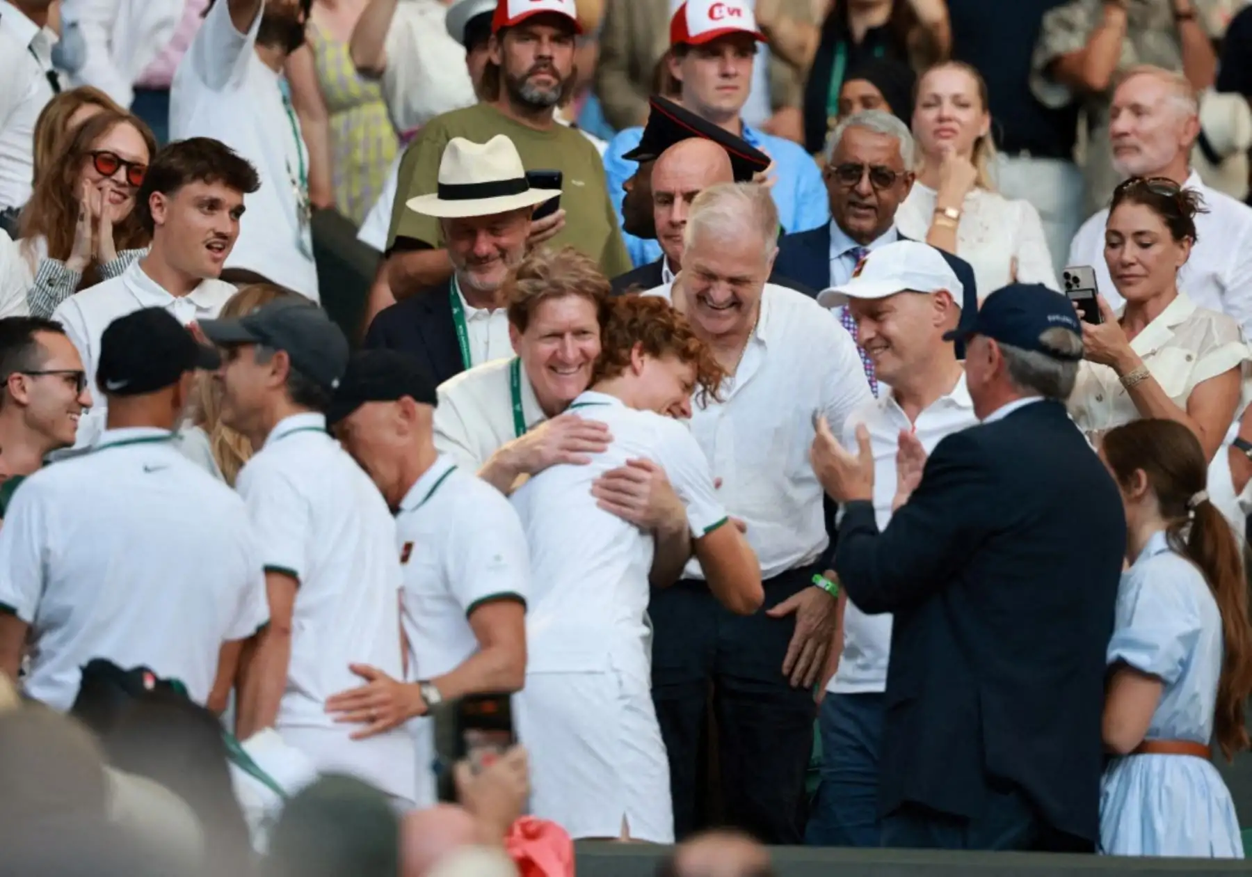 El italiano Jannik Sinner celebra tras ganar la final individual masculina contra el alemán Alexander Zverev en la decimocuarta jornada del Campeonato de Wimbledon 2026, en el All England Lawn Tennis and Croquet Club de Londres (Reino Unido), el 12 de julio de 2026. El italiano Sinner ganó el partido y se adjudicó el título por segundo año consecutivo. (The Yomiuri Shimbun) (Foto de Kentaro Tominaga / Yomiuri / The Yomiuri Shimbun vía AFP)
 Foto: AFP
