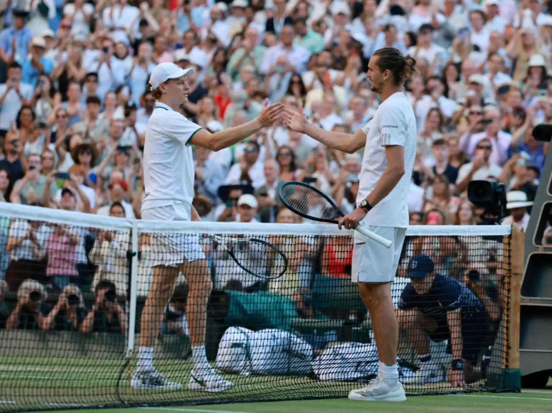 El italiano Jannik Sinner estrecha la mano del alemán Alexander Zverev tras ganar la final individual masculina en la decimocuarta jornada del Campeonato de Wimbledon 2026, celebrado en el All England Lawn Tennis and Croquet Club de Londres (Reino Unido) el 12 de julio de 2026. El italiano Sinner ganó el partido y se adjudicó el título por segundo año consecutivo. (The Yomiuri Shimbun) (Foto de Kentaro Tominaga / Yomiuri / The Yomiuri Shimbun vía AFP)
 Foto: AFP