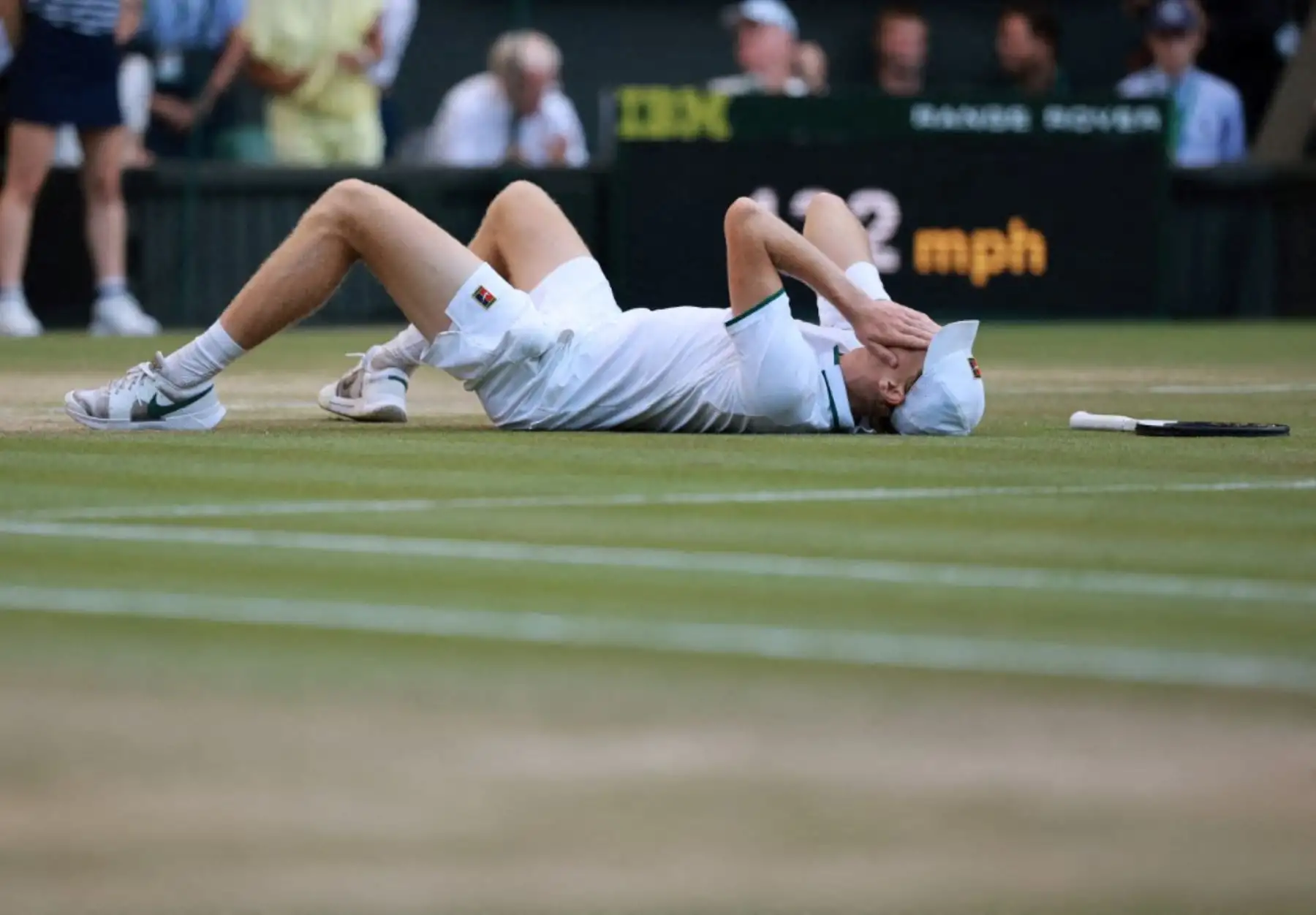 El italiano Jannik Sinner reacciona tras ganar la final individual masculina contra el alemán Alexander Zverev en la decimocuarta jornada del Campeonato de Wimbledon 2026, en el All England Lawn Tennis and Croquet Club de Londres (Reino Unido), el 12 de julio de 2026. El italiano Sinner ganó el partido y se adjudicó el título por segundo año consecutivo. (The Yomiuri Shimbun) (Foto de Kentaro Tominaga / Yomiuri / The Yomiuri Shimbun vía AFP)
 Foto: AFP
