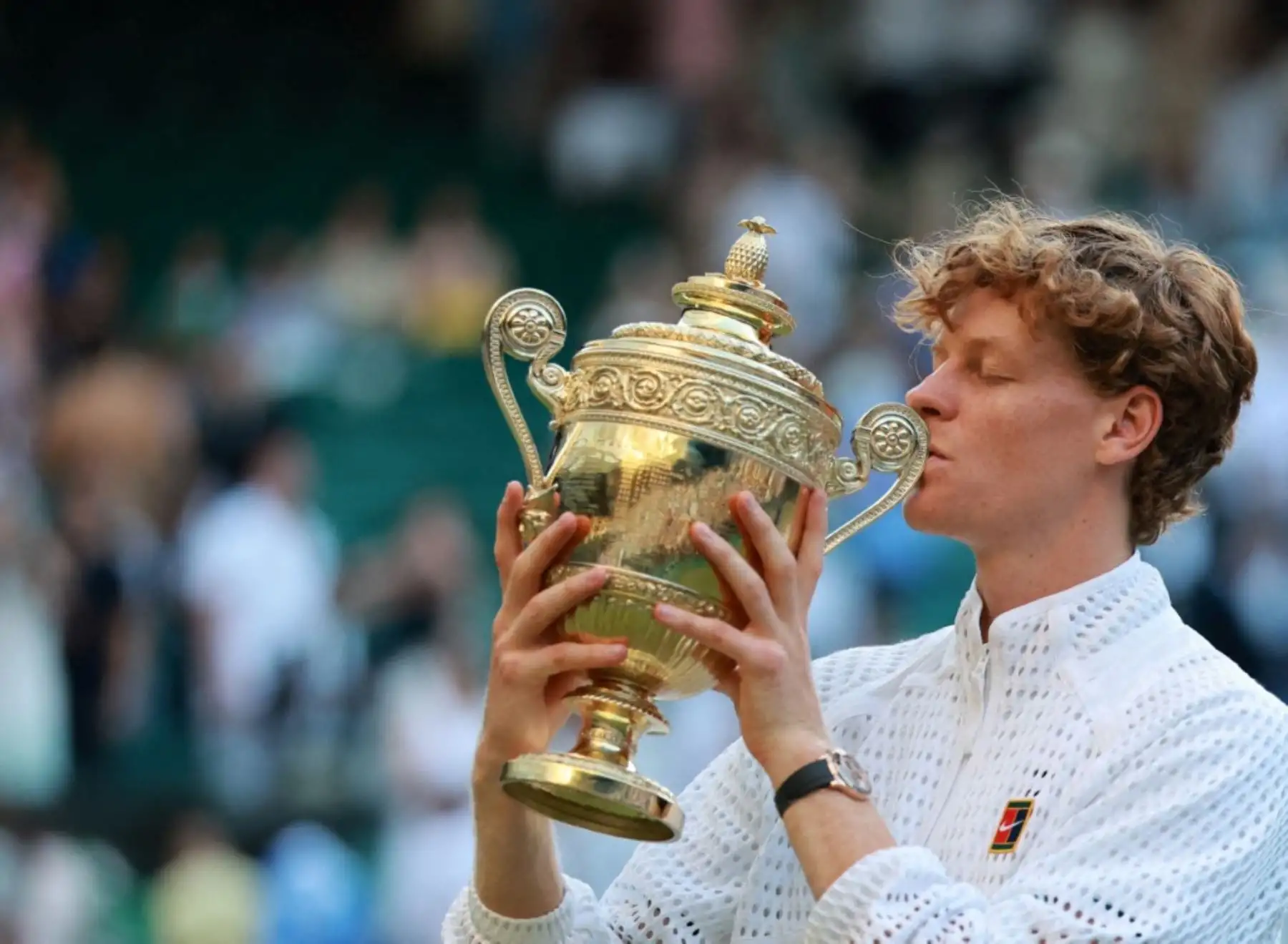 El italiano Jannik Sinner sostiene el trofeo tras ganar la final individual masculina contra el alemán Alexander Zverev en la decimocuarta jornada del Campeonato de Wimbledon 2026, celebrado en el All England Lawn Tennis and Croquet Club de Londres (Reino Unido) el 12 de julio de 2026. Sinner se impuso en el partido y conquistó el título por segundo año consecutivo. (The Yomiuri Shimbun) (Foto de Kentaro Tominaga / Yomiuri / The Yomiuri Shimbun vía AFP)
 Foto: AFP