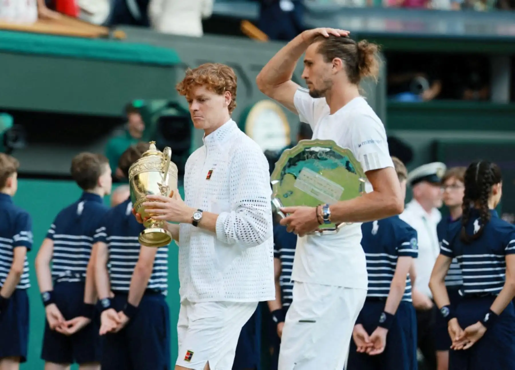 El italiano Jannik Sinner (izq.) sostiene el trofeo tras ganar la final individual masculina contra el alemán Alexander Zverev (der.) en la decimocuarta jornada del Campeonato de Wimbledon 2026, celebrado en el All England Lawn Tennis and Croquet Club de Londres, Reino Unido, el 12 de julio de 2026. El italiano Sinner ganó el partido y se adjudicó el campeonato por segundo año consecutivo. (The Yomiuri Shimbun) (Foto de Kentaro Tominaga / Yomiuri / The Yomiuri Shimbun vía AFP)
 Foto: AFP