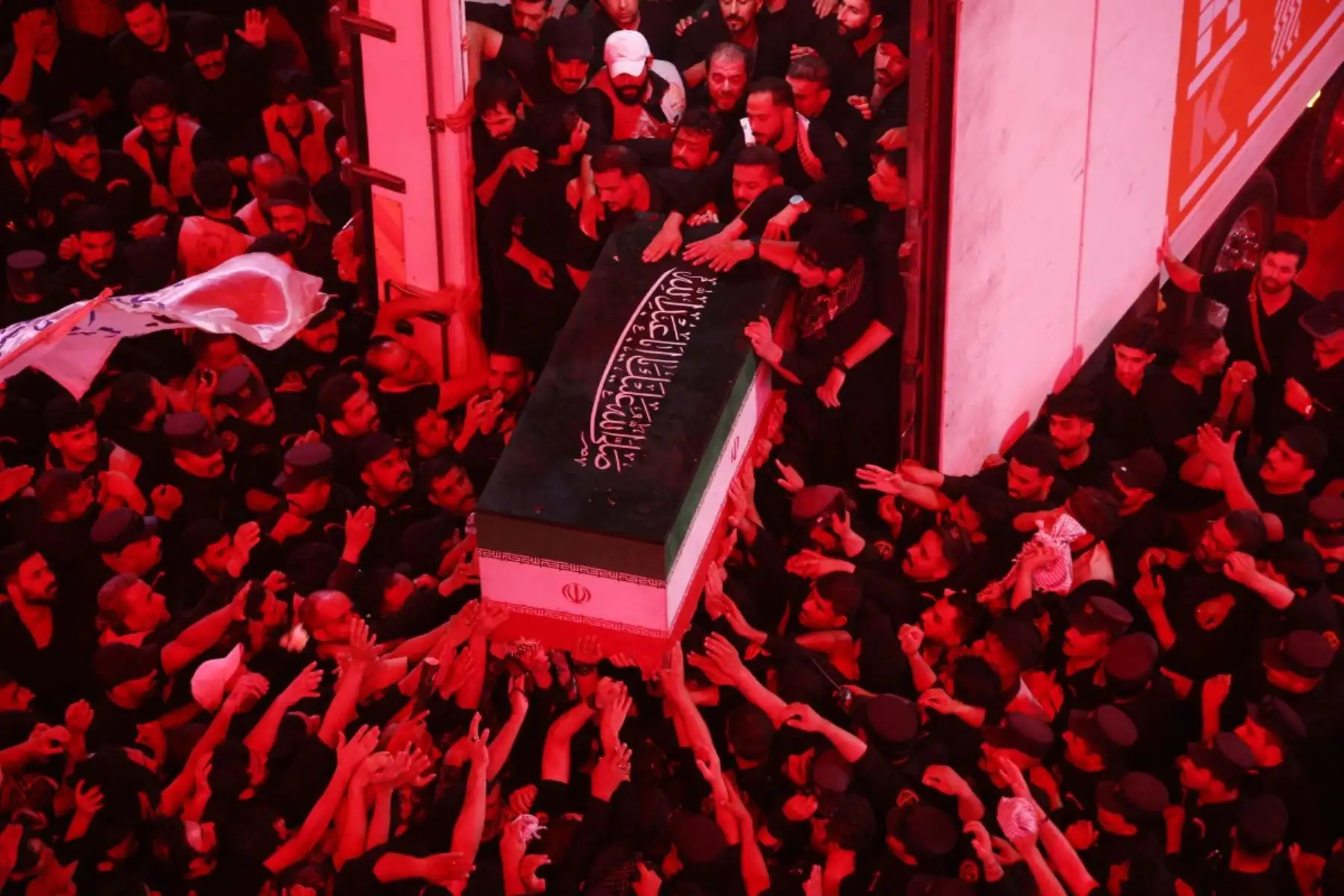 En la madrugada del 9 de julio de 2026, los dolientes participaron en la procesión fúnebre del difunto líder supremo de Irán, el ayatolá Ali Khamenei, en el santuario del imán Hussein en Karbala. Foto. AFP
